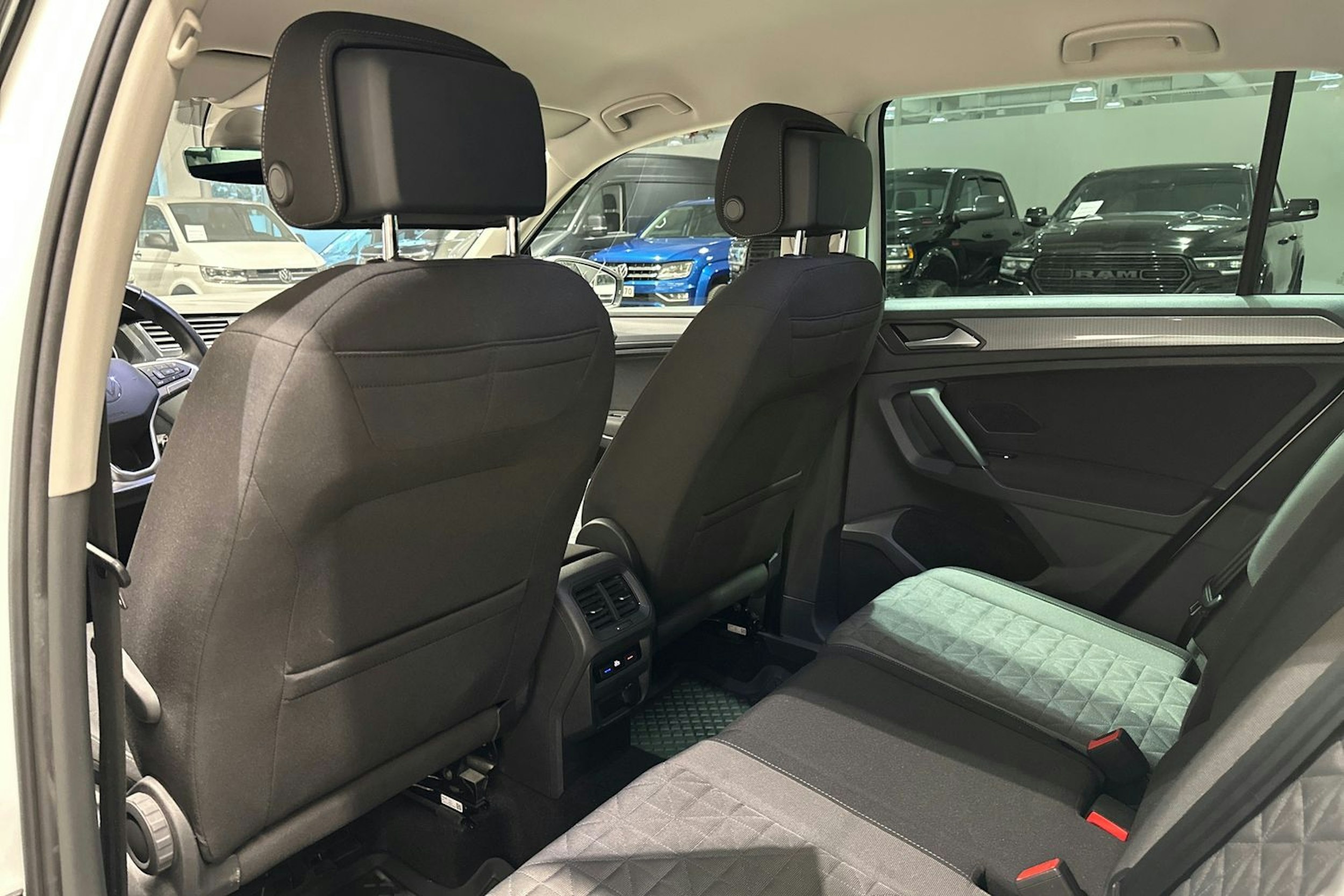 valkoinen Volkswagen Tiguan 2021 kuva 15.