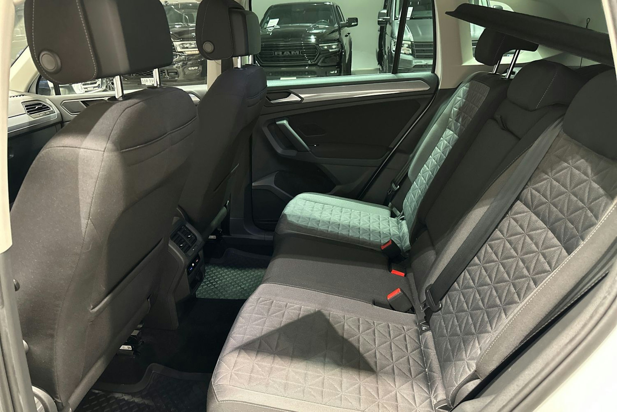 valkoinen Volkswagen Tiguan 2021 kuva 16.