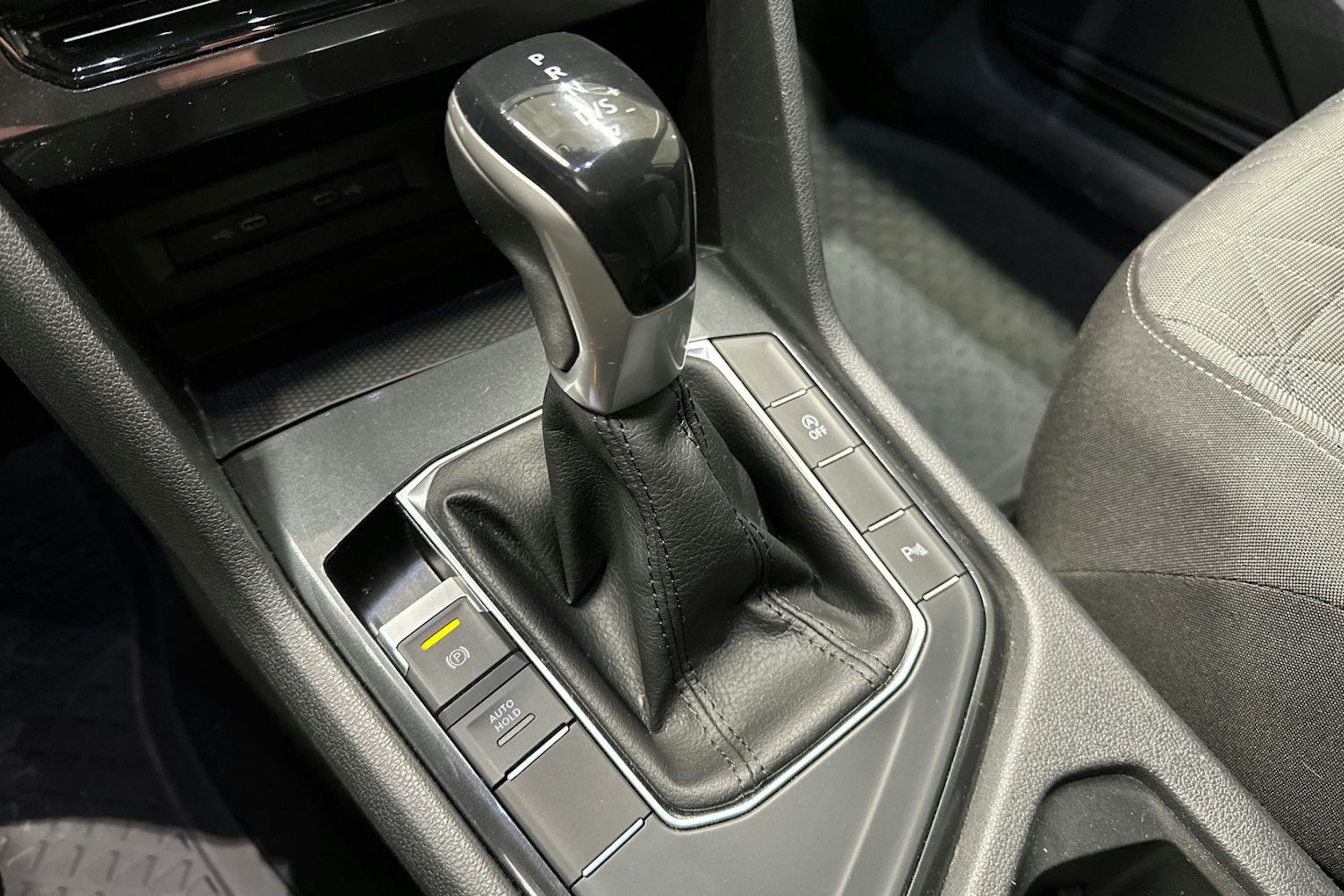 valkoinen Volkswagen Tiguan 2021 kuva 26.