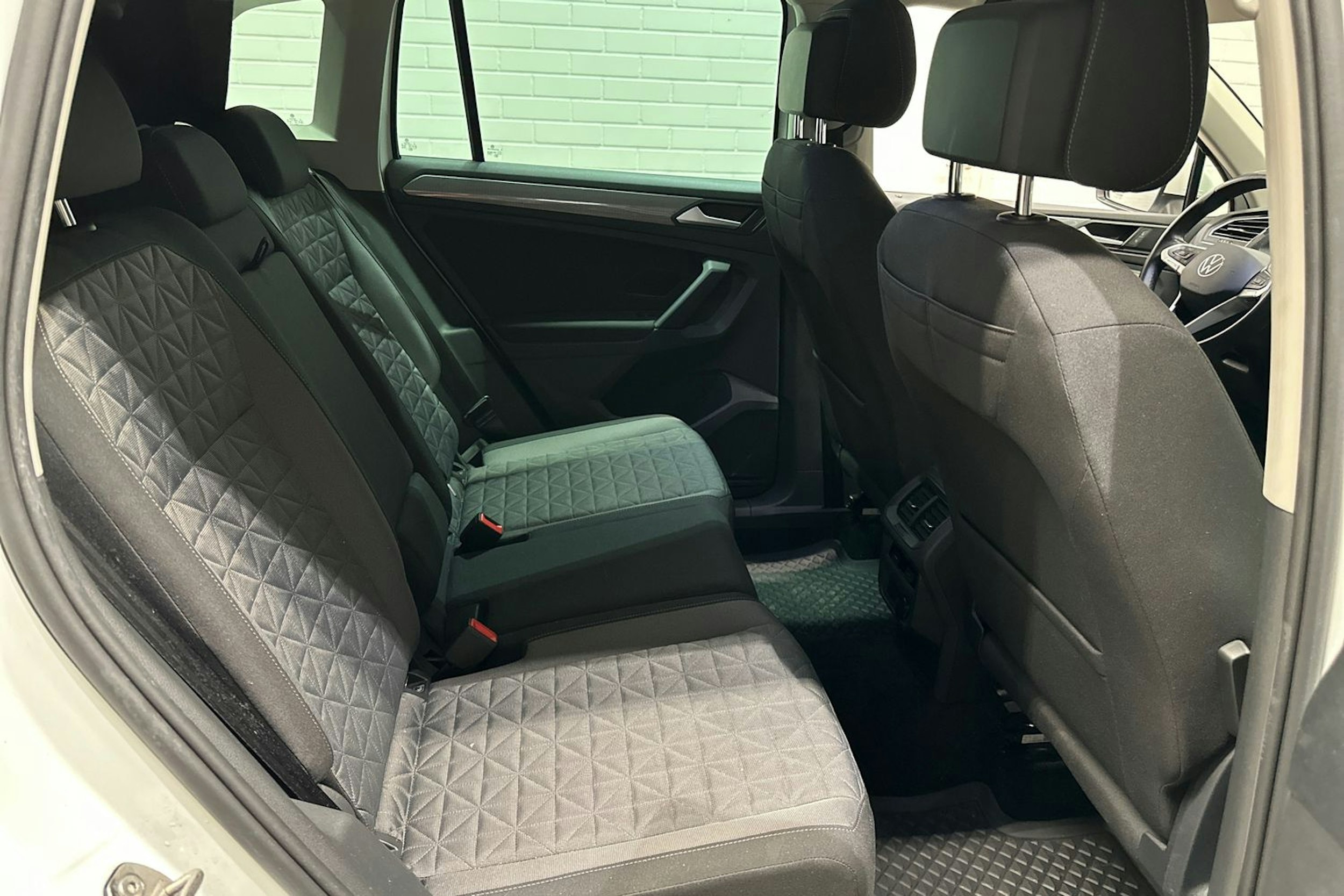 valkoinen Volkswagen Tiguan 2021 kuva 28.