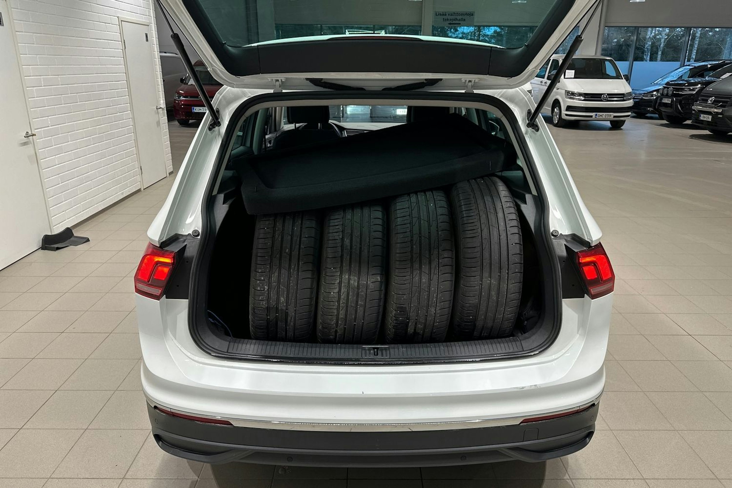 valkoinen Volkswagen Tiguan 2021 kuva 29.