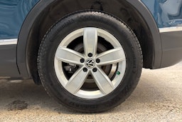 sininen Volkswagen Tiguan 2021 kuva 13.