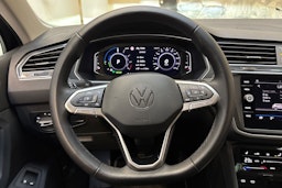 sininen Volkswagen Tiguan 2021 kuva 18.