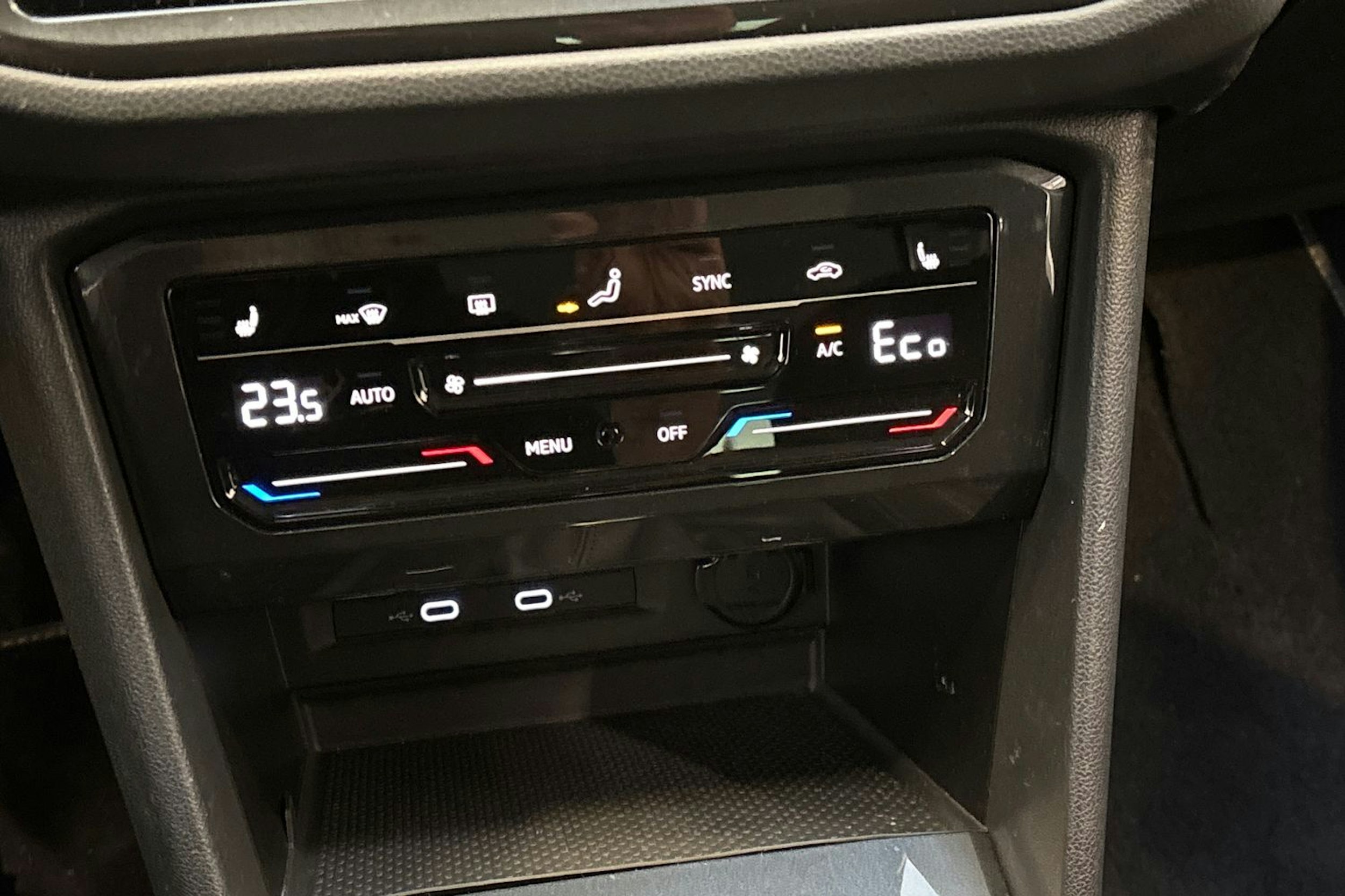 sininen Volkswagen Tiguan 2021 kuva 24.