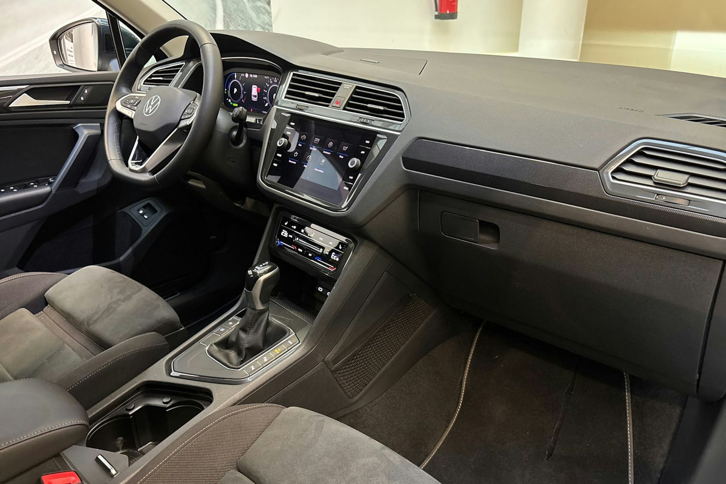 sininen Volkswagen Tiguan 2021 kuva 27.