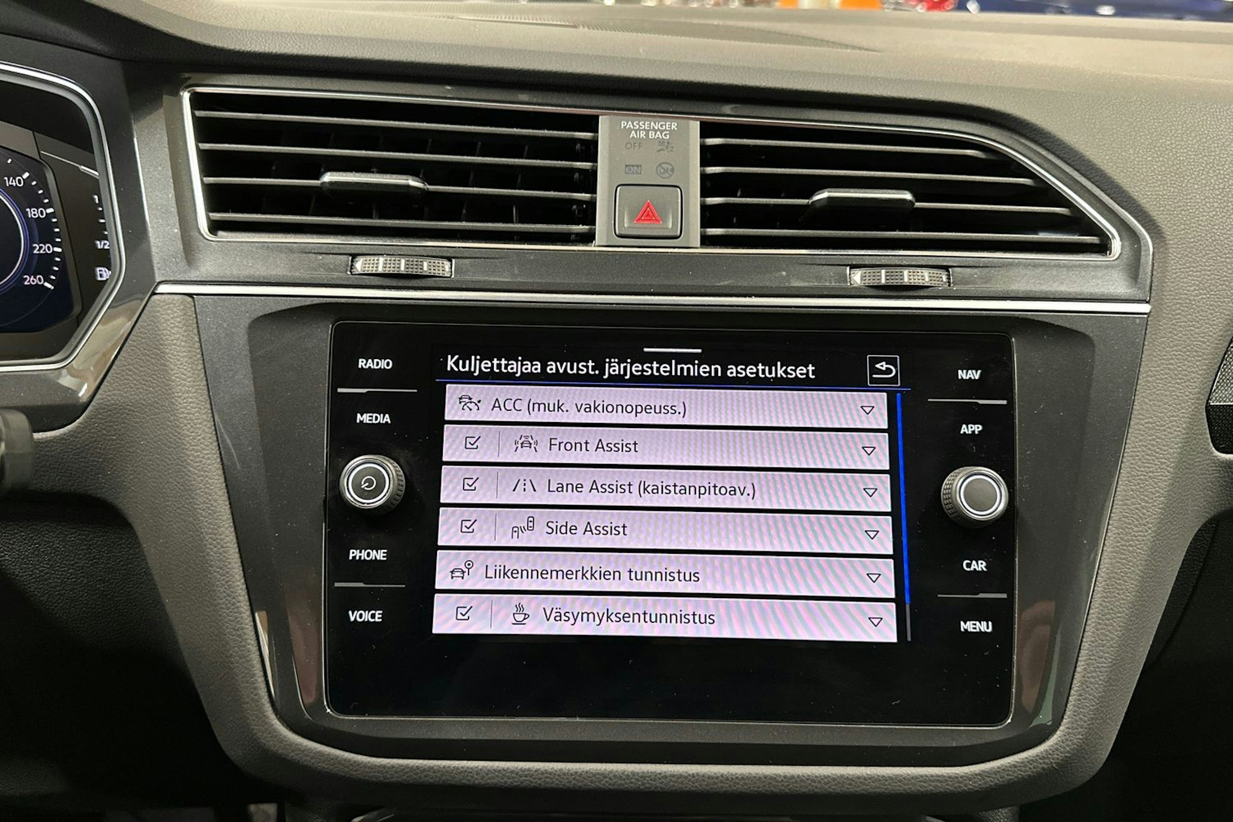 sininen Volkswagen Tiguan 2021 kuva 21.