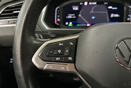 sininen Volkswagen Tiguan 2021 kuva 26.