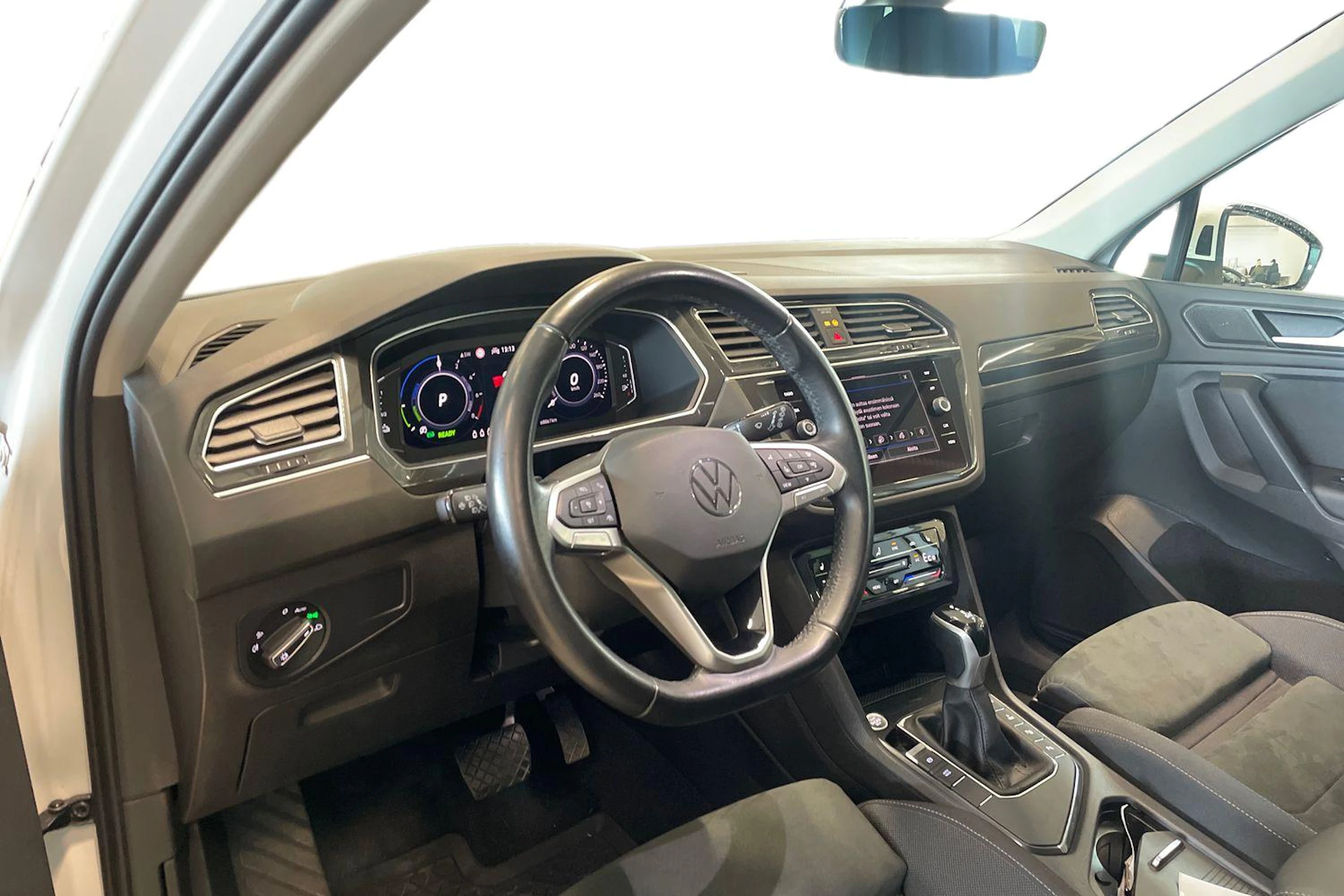 valkoinen Volkswagen Tiguan 2021 kuva 8.