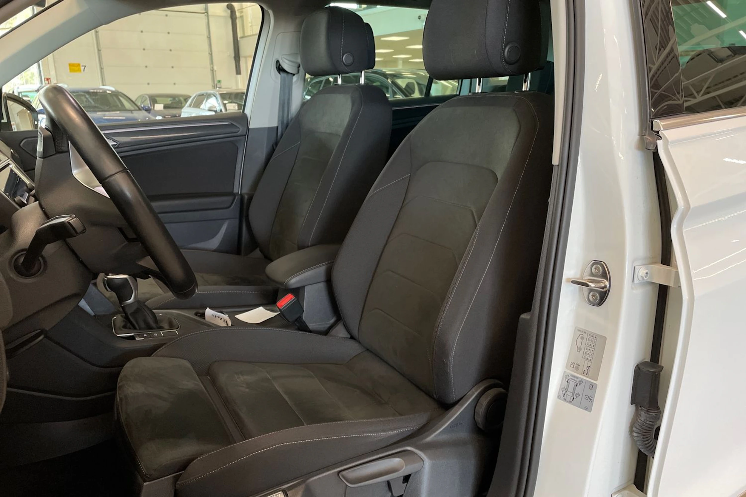 valkoinen Volkswagen Tiguan 2021 kuva 15.