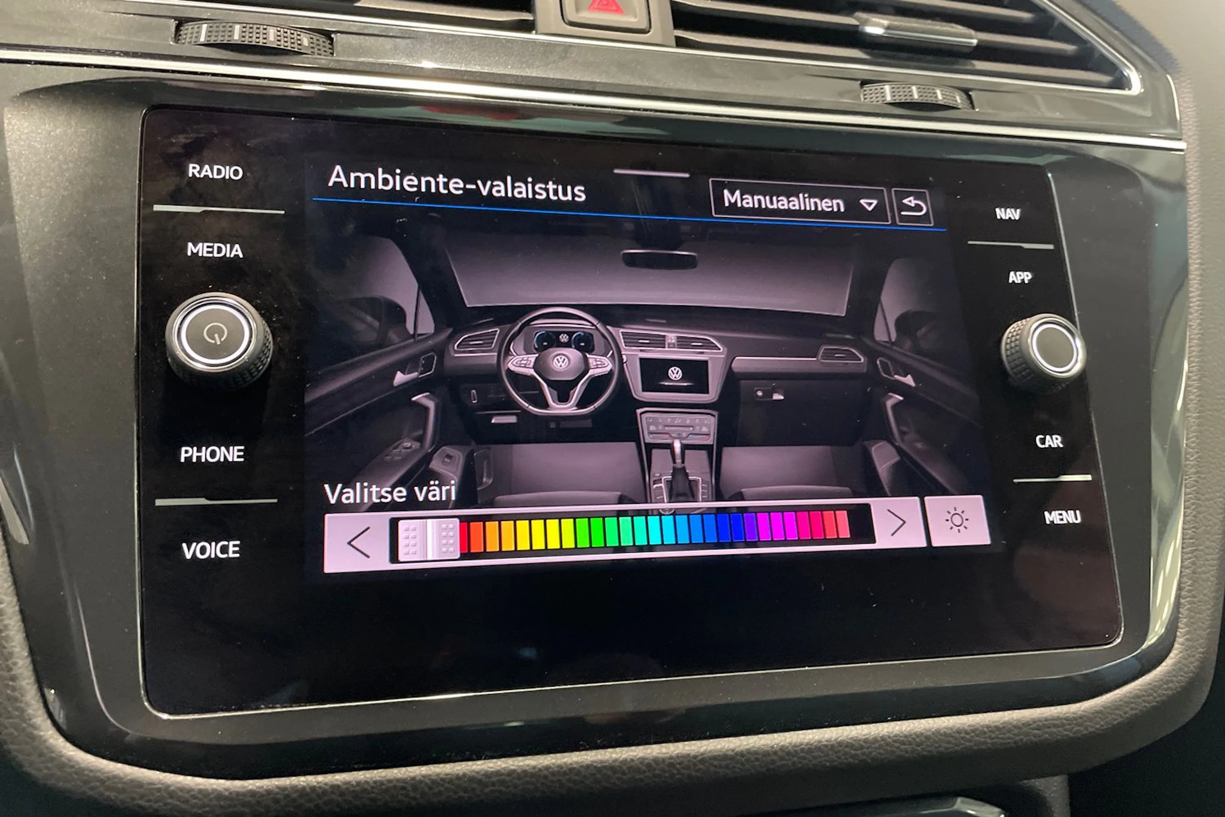 valkoinen Volkswagen Tiguan 2021 kuva 32.