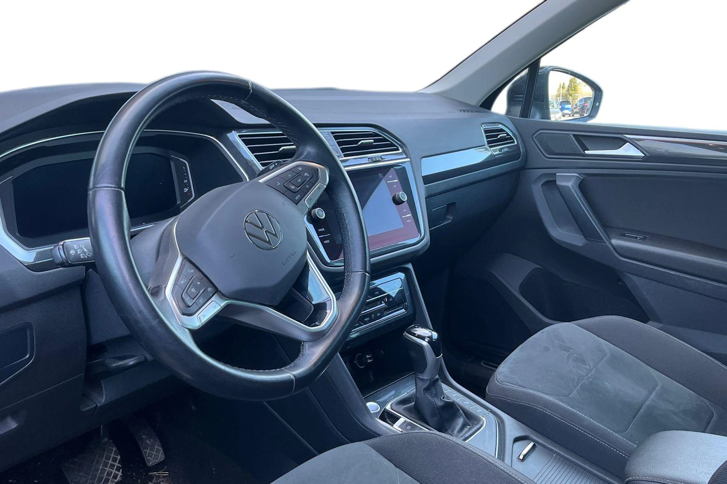 musta Volkswagen Tiguan 2021 kuva 3.