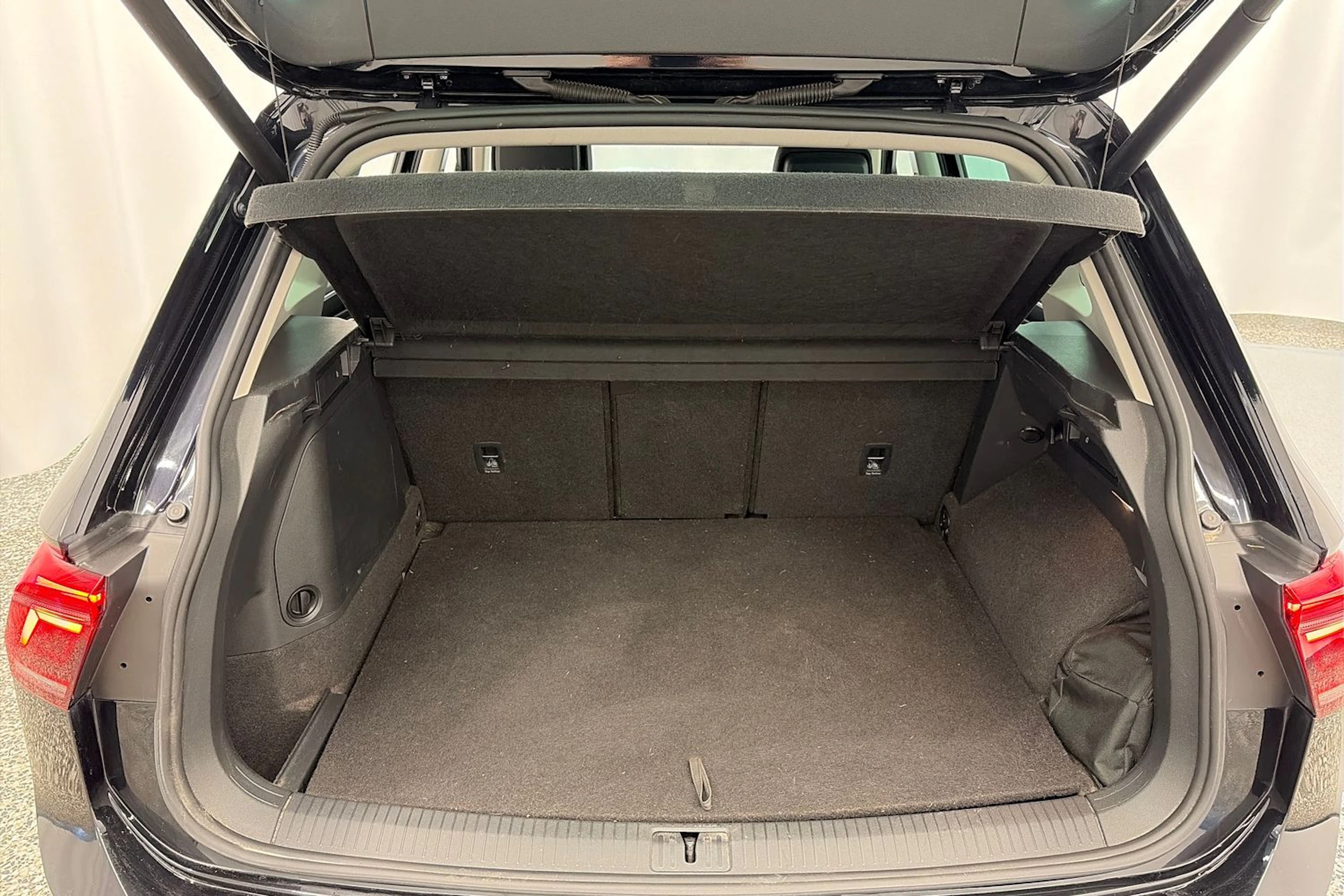 musta Volkswagen Tiguan 2021 kuva 15.