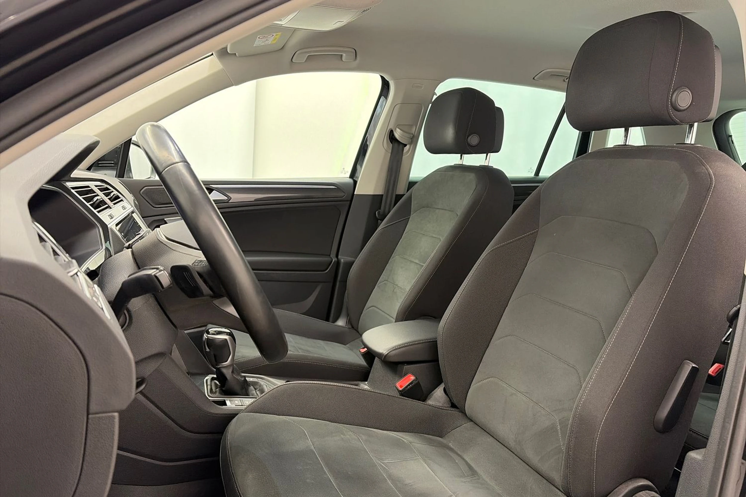 musta Volkswagen Tiguan 2021 kuva 17.
