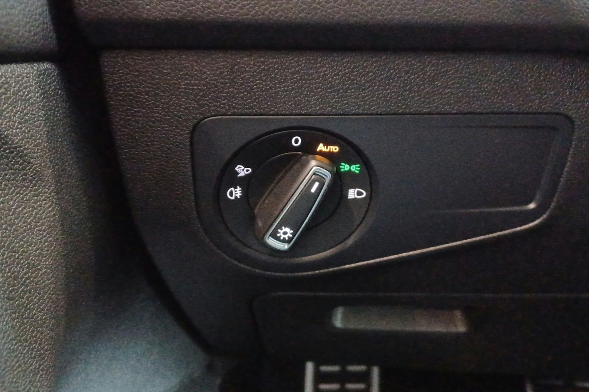 Sininen Volkswagen Tiguan 2021 kuva 18.