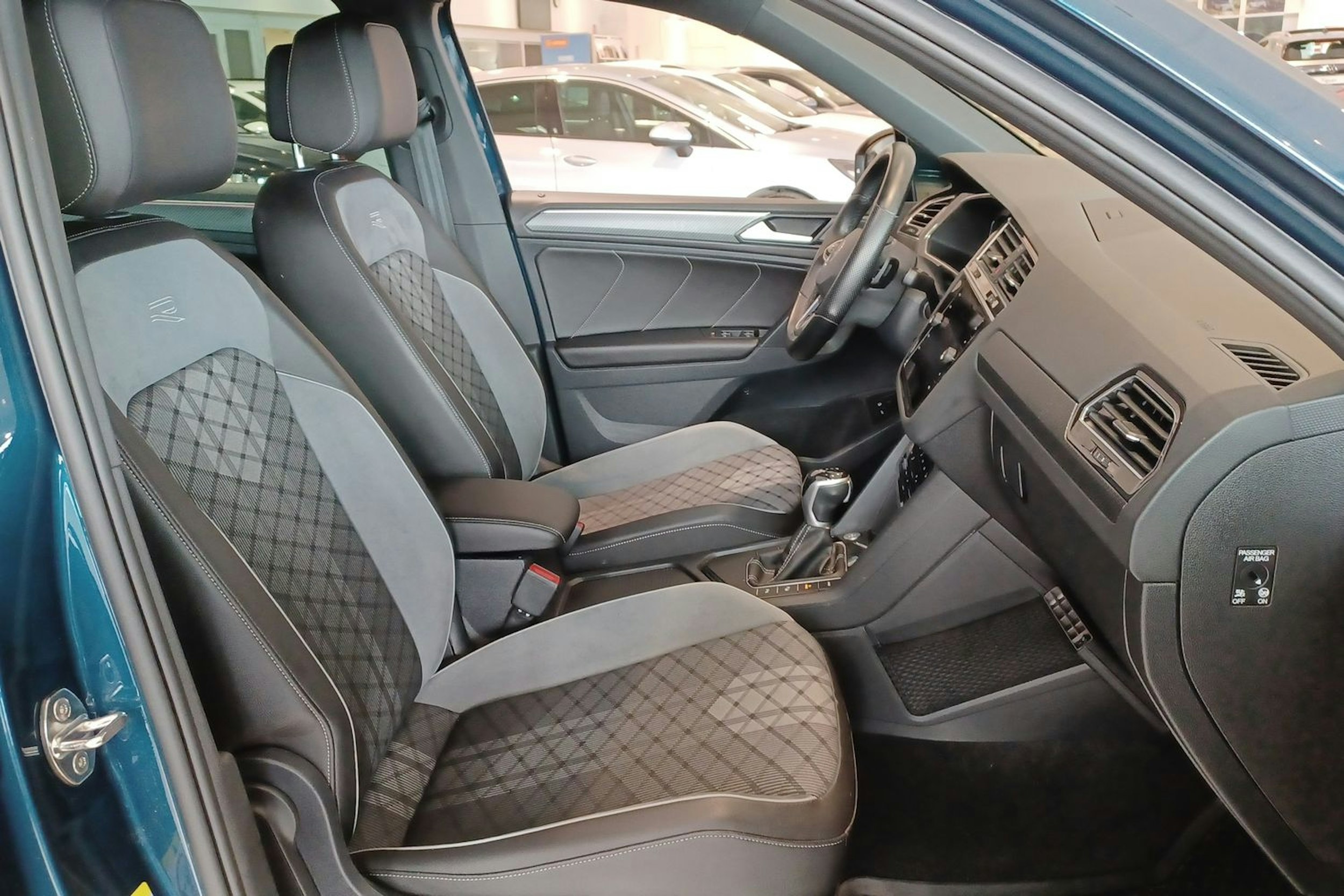 Sininen Volkswagen Tiguan 2021 kuva 29.