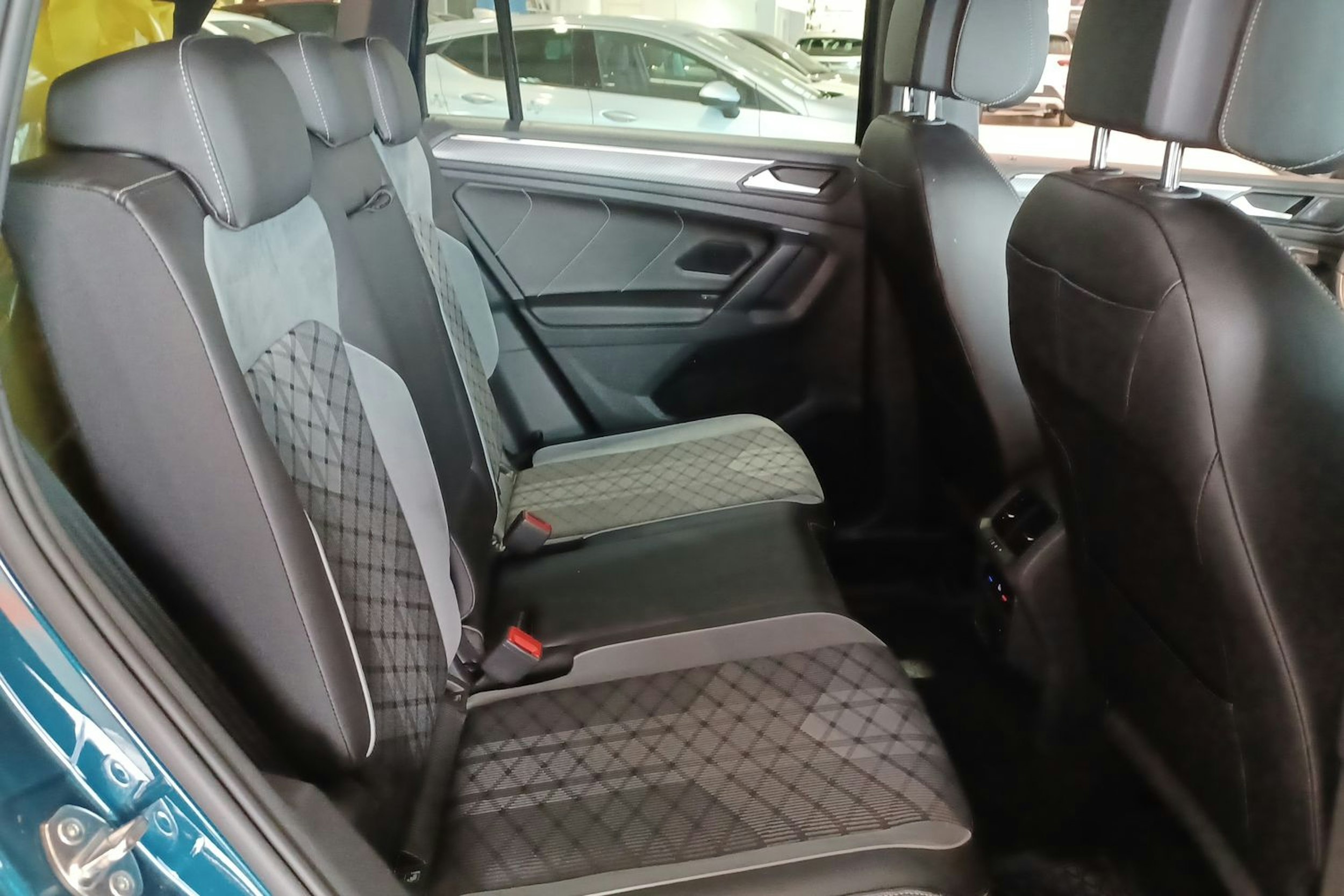 Sininen Volkswagen Tiguan 2021 kuva 30.