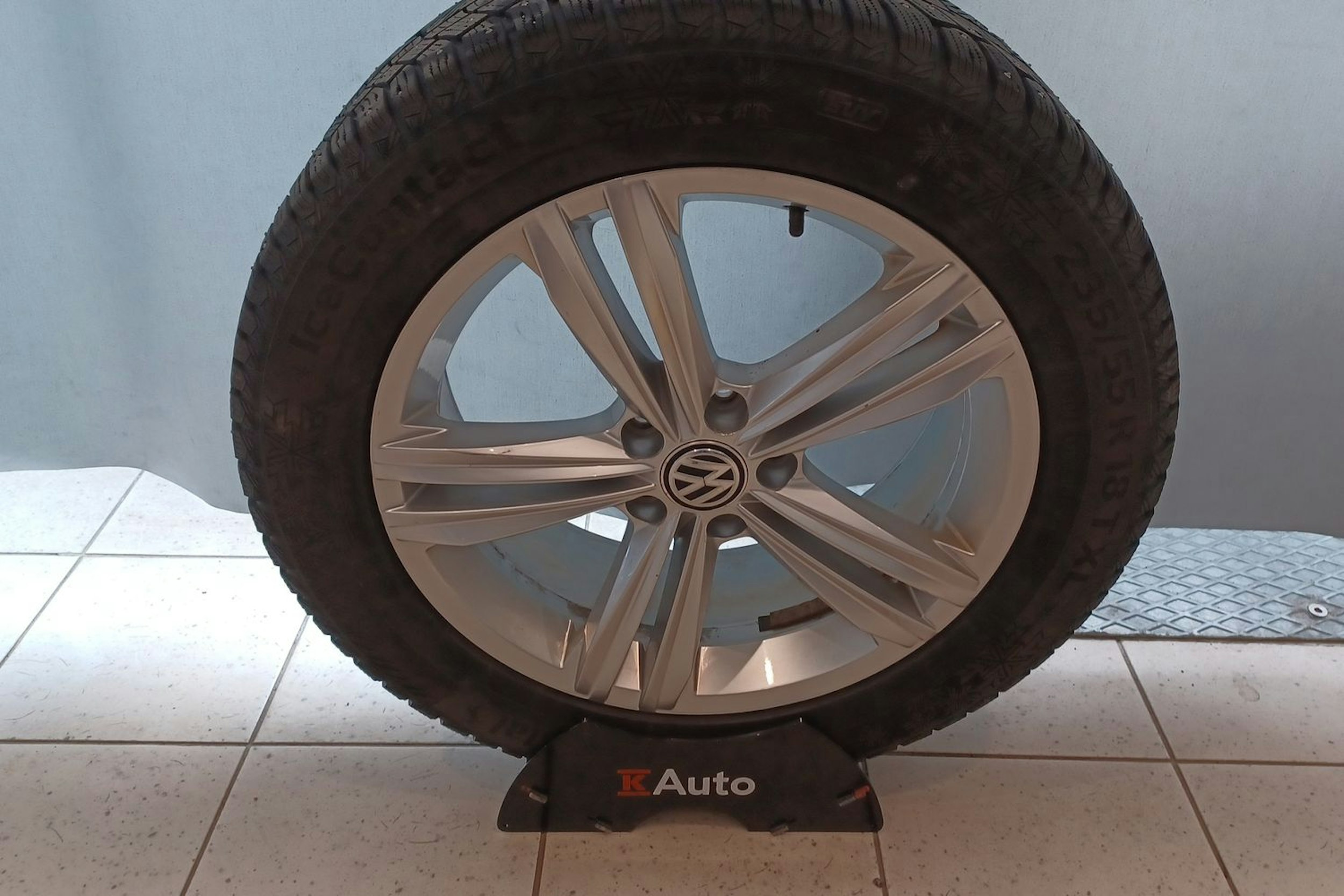 Sininen Volkswagen Tiguan 2021 kuva 32.
