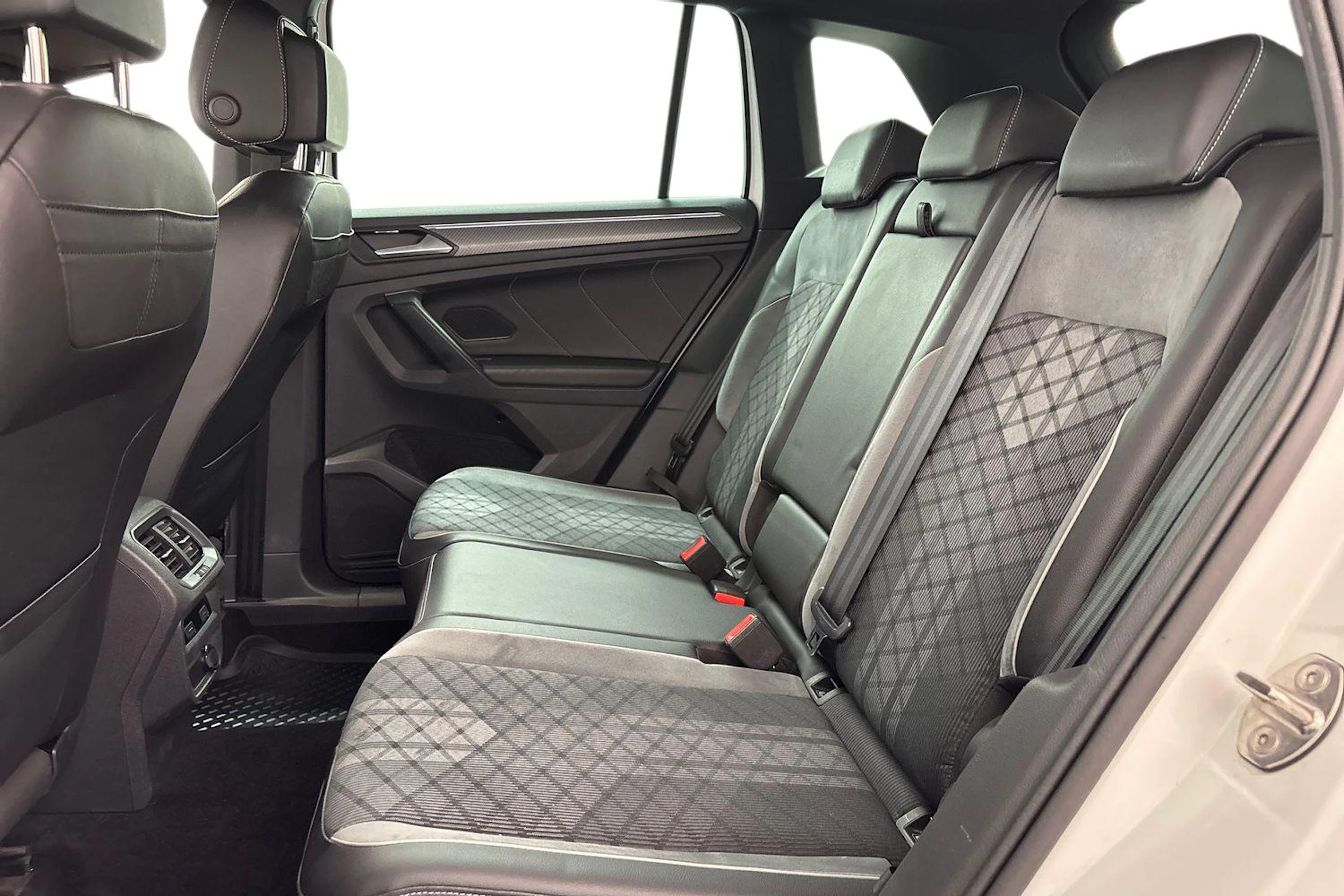 valkoinen Volkswagen Tiguan 2021 kuva 11.