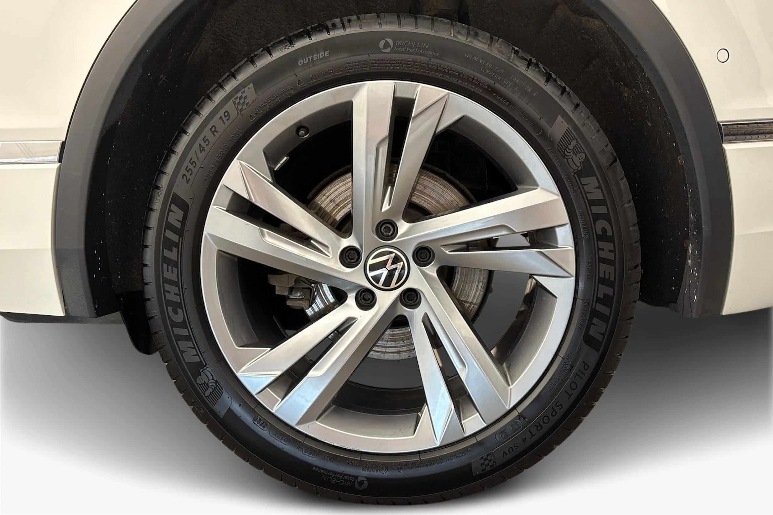 valkoinen Volkswagen Tiguan 2021 kuva 12.