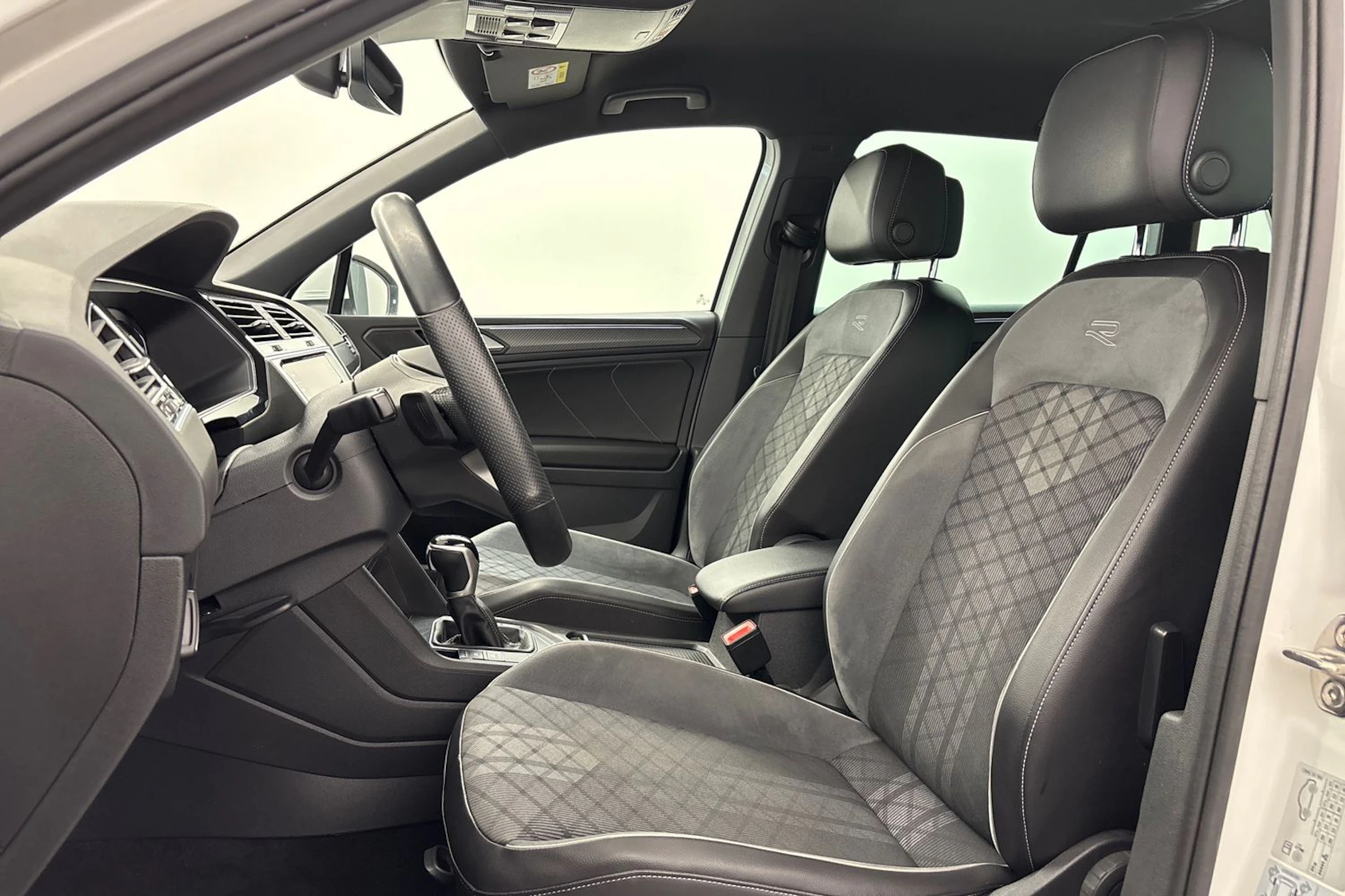 valkoinen Volkswagen Tiguan 2021 kuva 15.