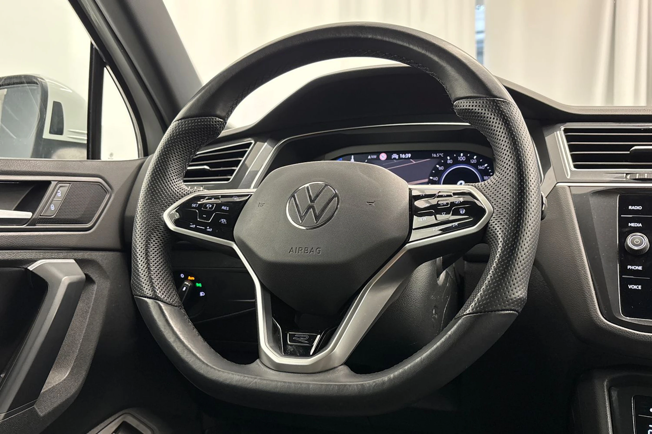 valkoinen Volkswagen Tiguan 2021 kuva 16.