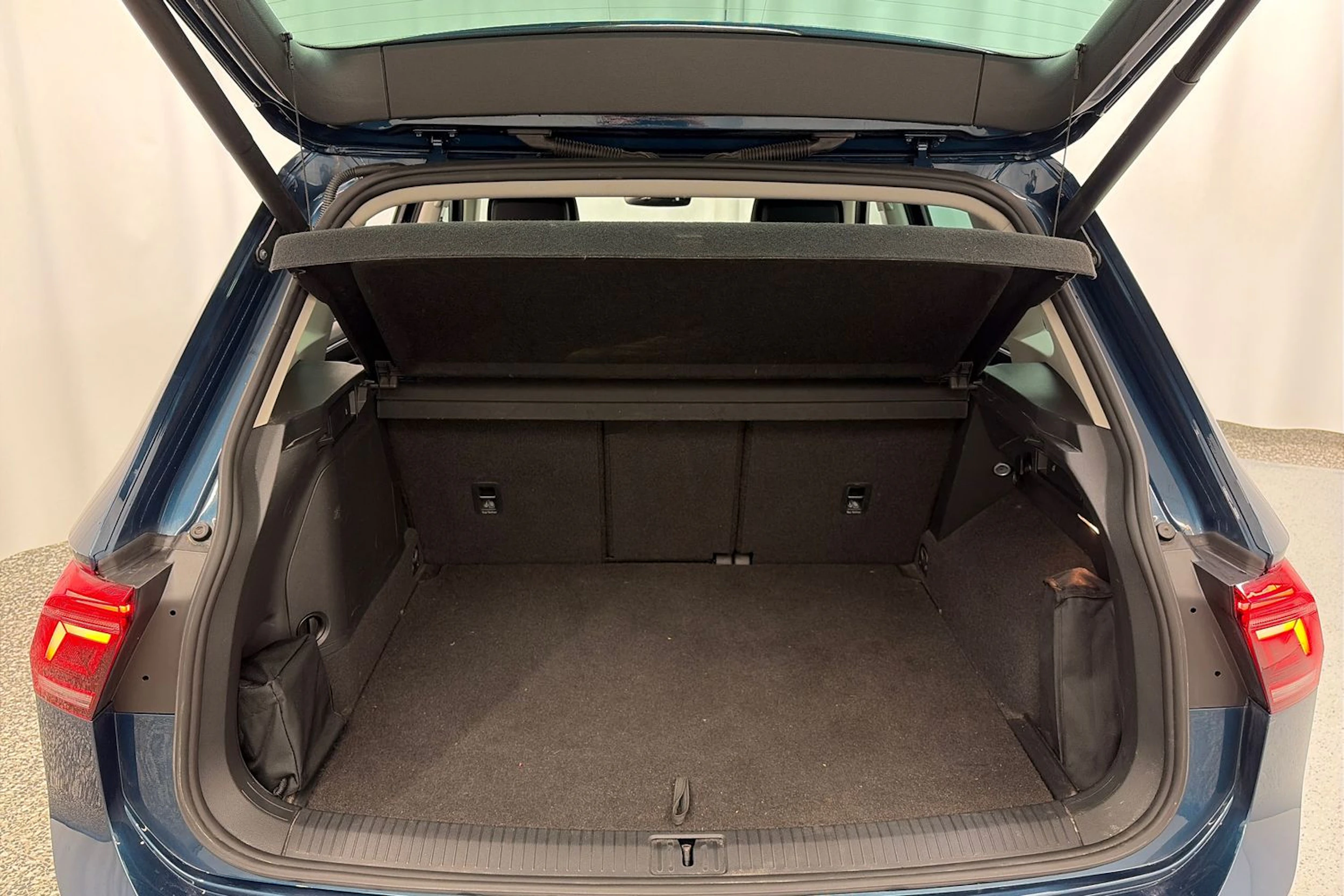 sininen Volkswagen Tiguan 2021 kuva 11.