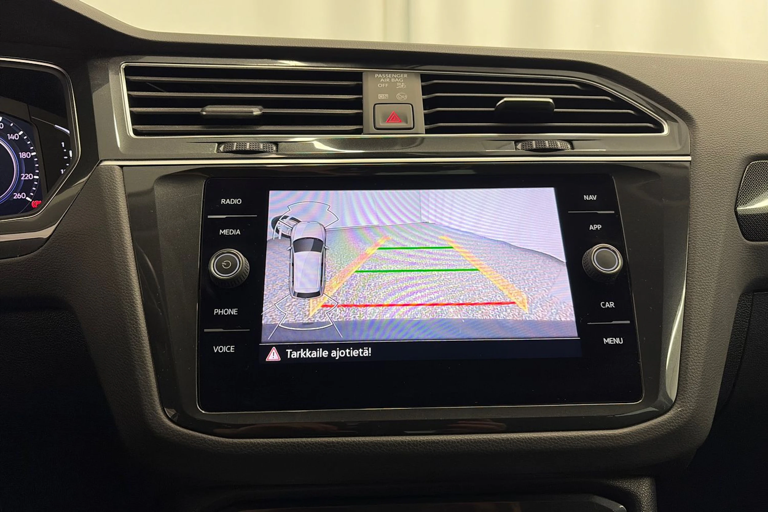 sininen Volkswagen Tiguan 2021 kuva 18.