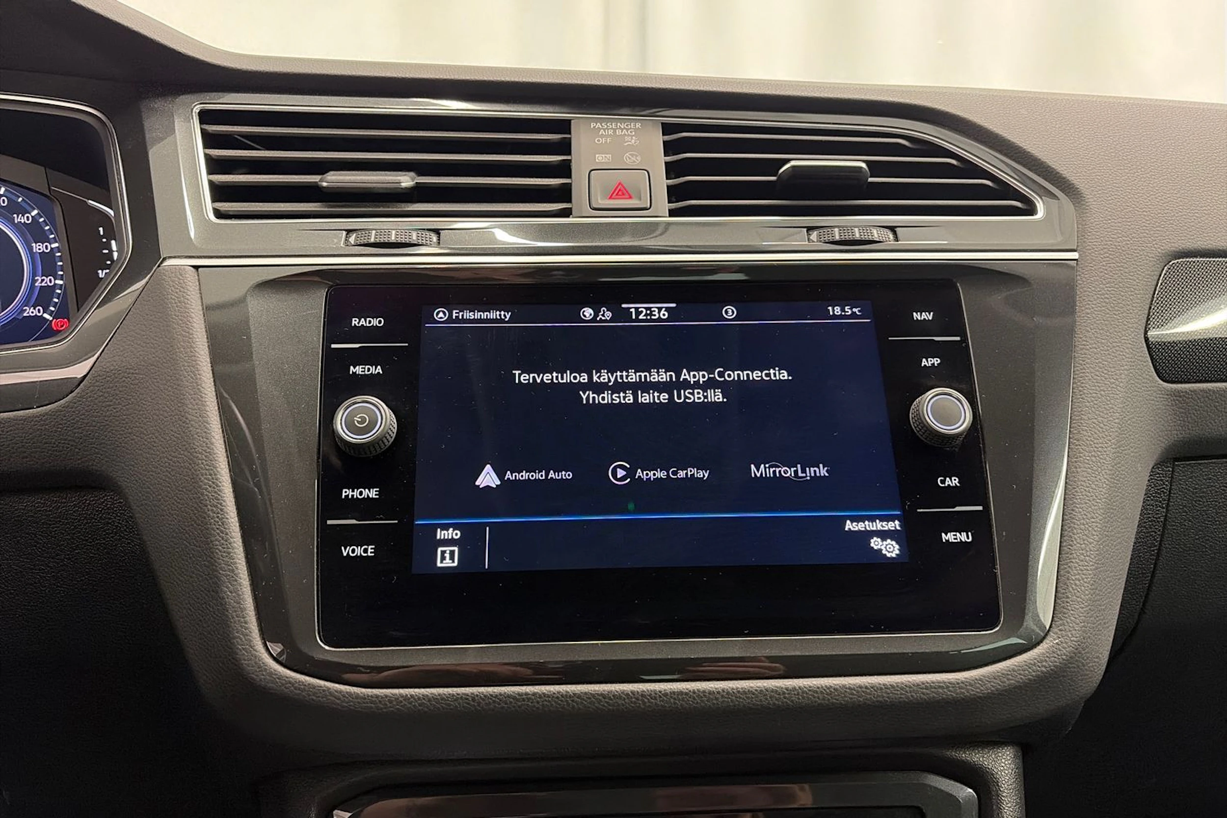 sininen Volkswagen Tiguan 2021 kuva 19.