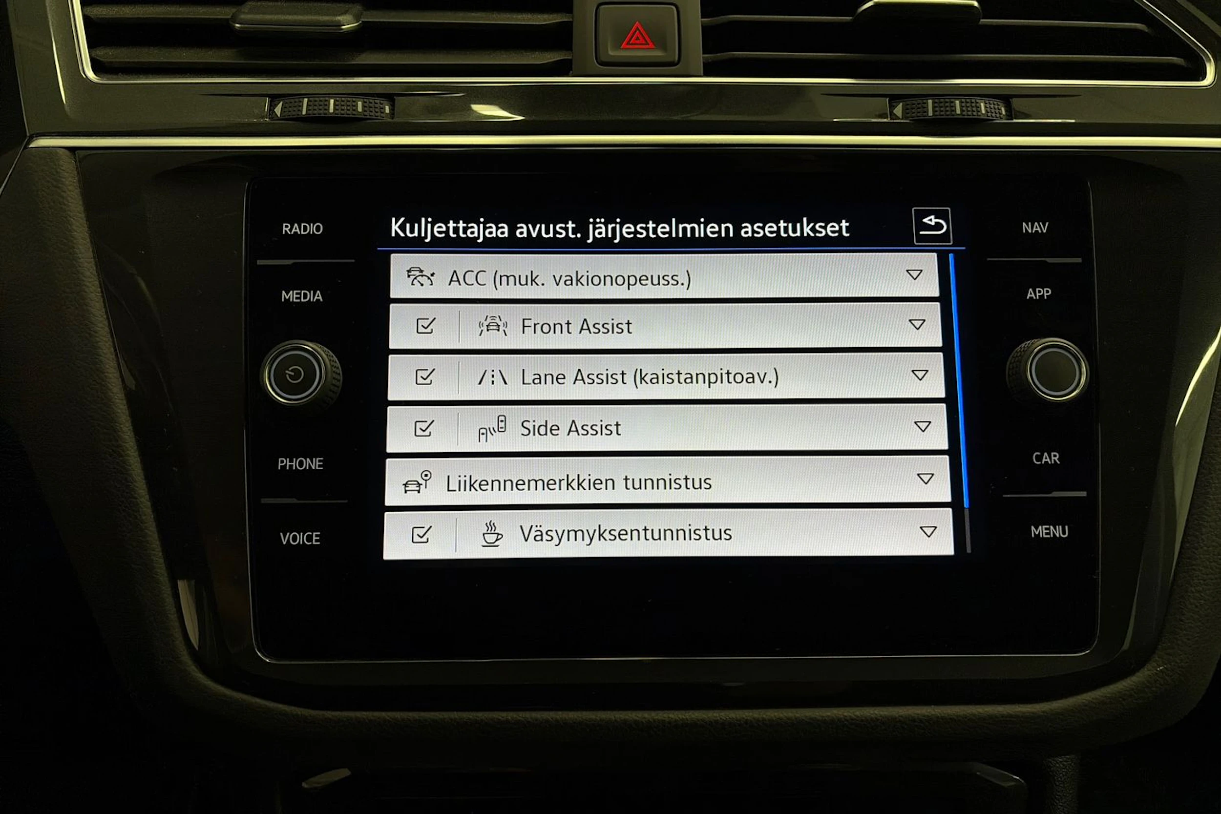 sininen Volkswagen Tiguan 2021 kuva 20.