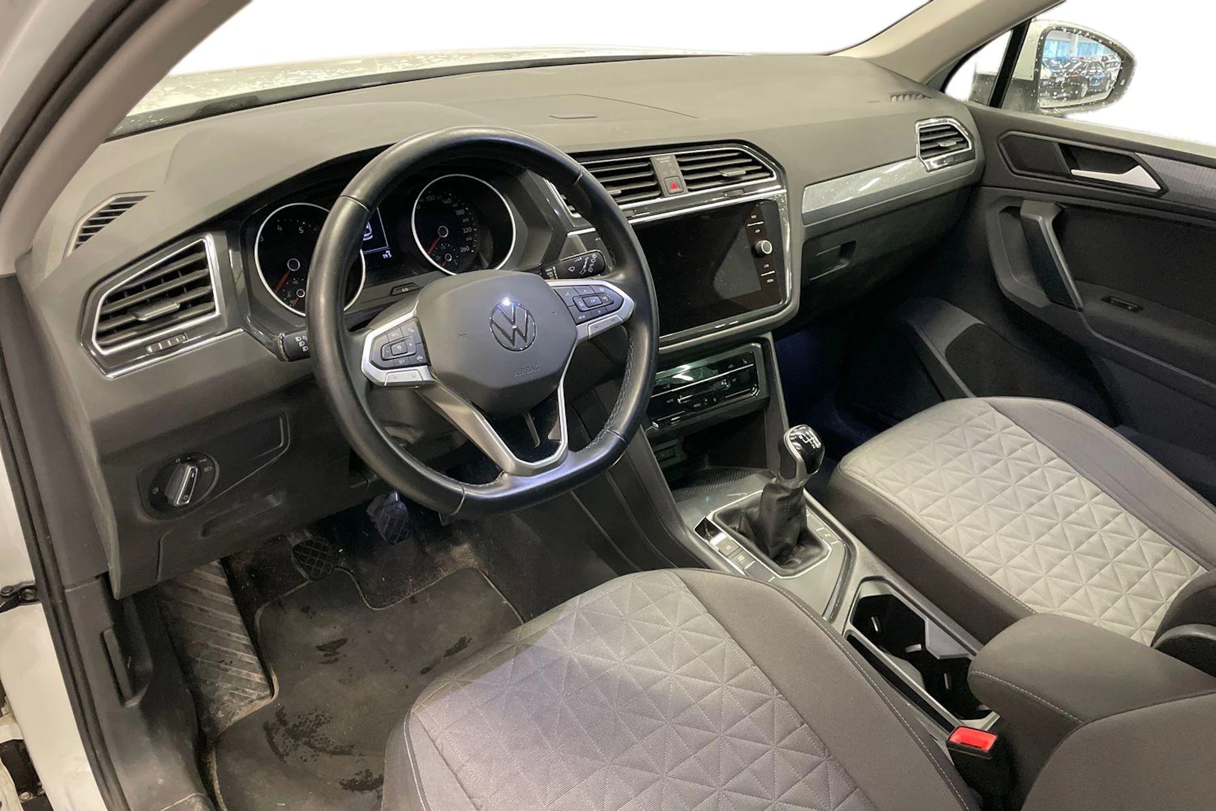 Valkoinen Volkswagen Tiguan 2021 kuva 3.