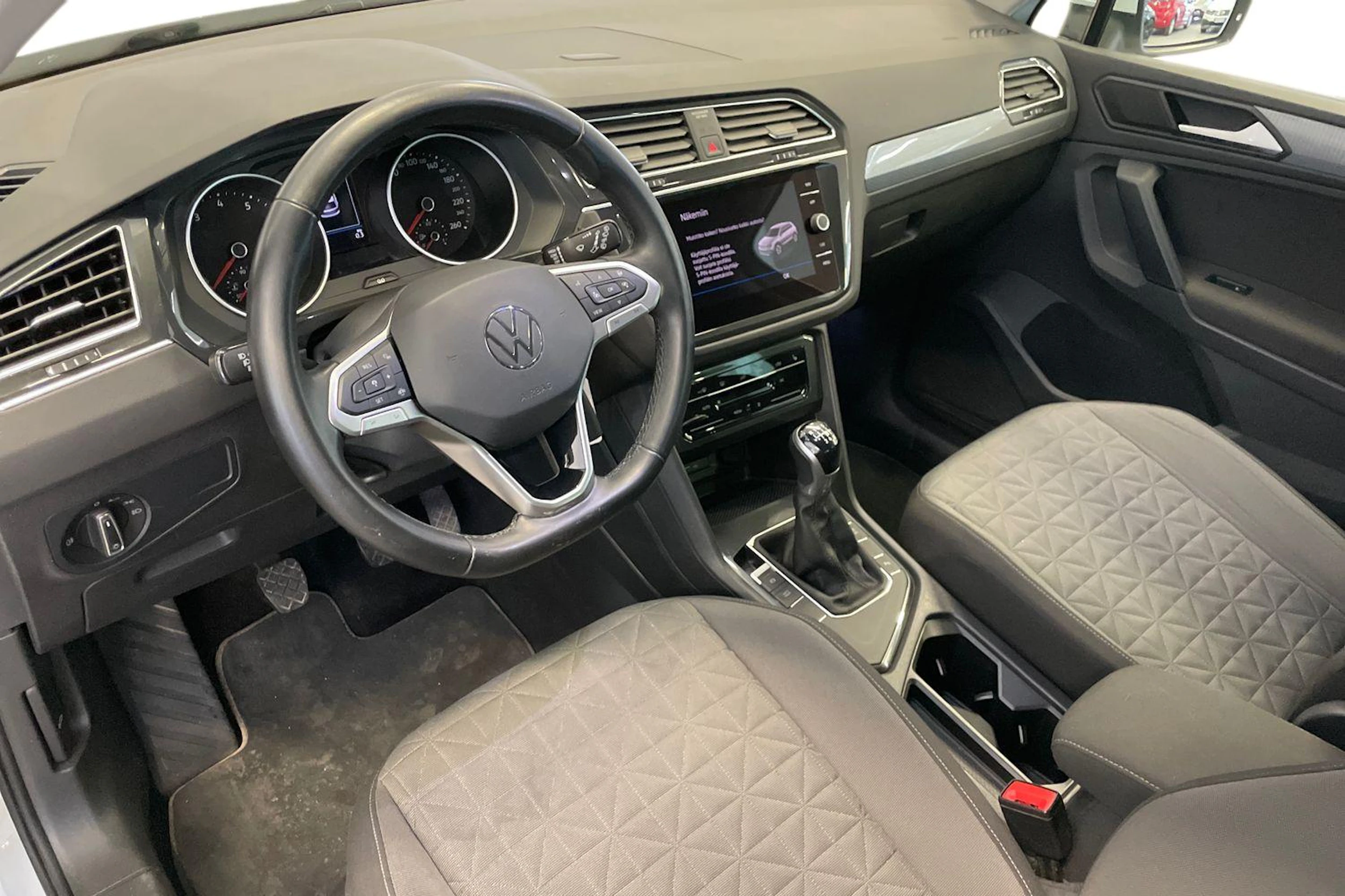 Valkoinen Volkswagen Tiguan 2021 kuva 8.