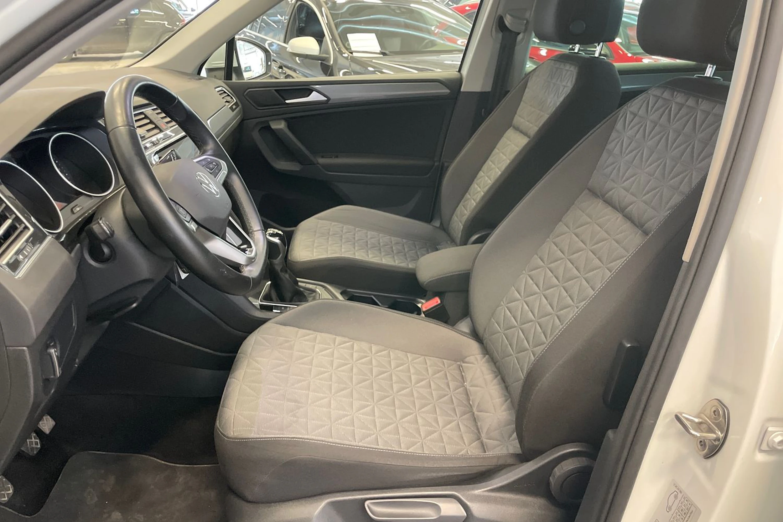 Valkoinen Volkswagen Tiguan 2021 kuva 18.