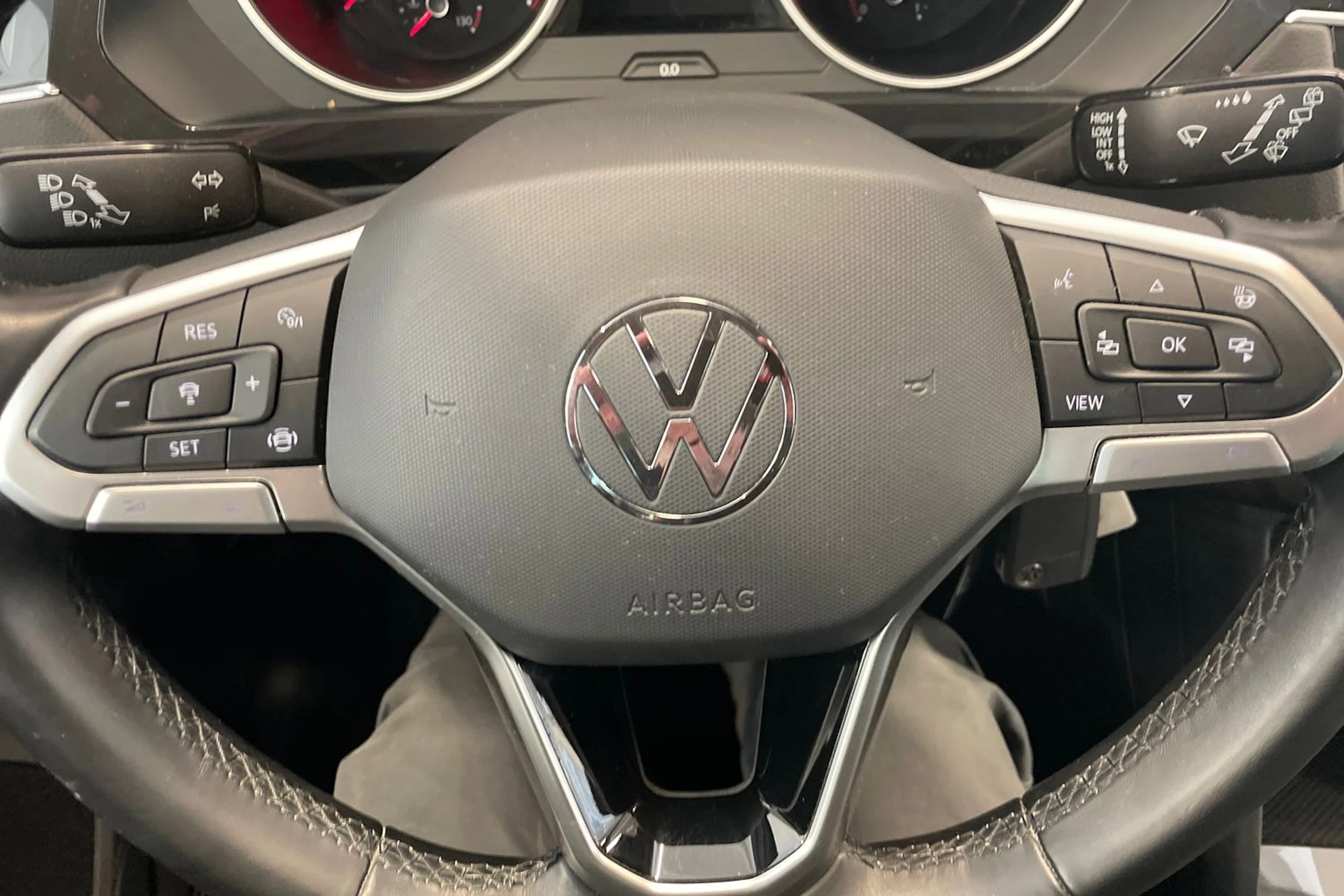 Valkoinen Volkswagen Tiguan 2021 kuva 24.