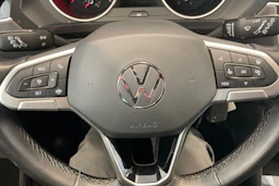 Valkoinen Volkswagen Tiguan 2021 kuva 24.
