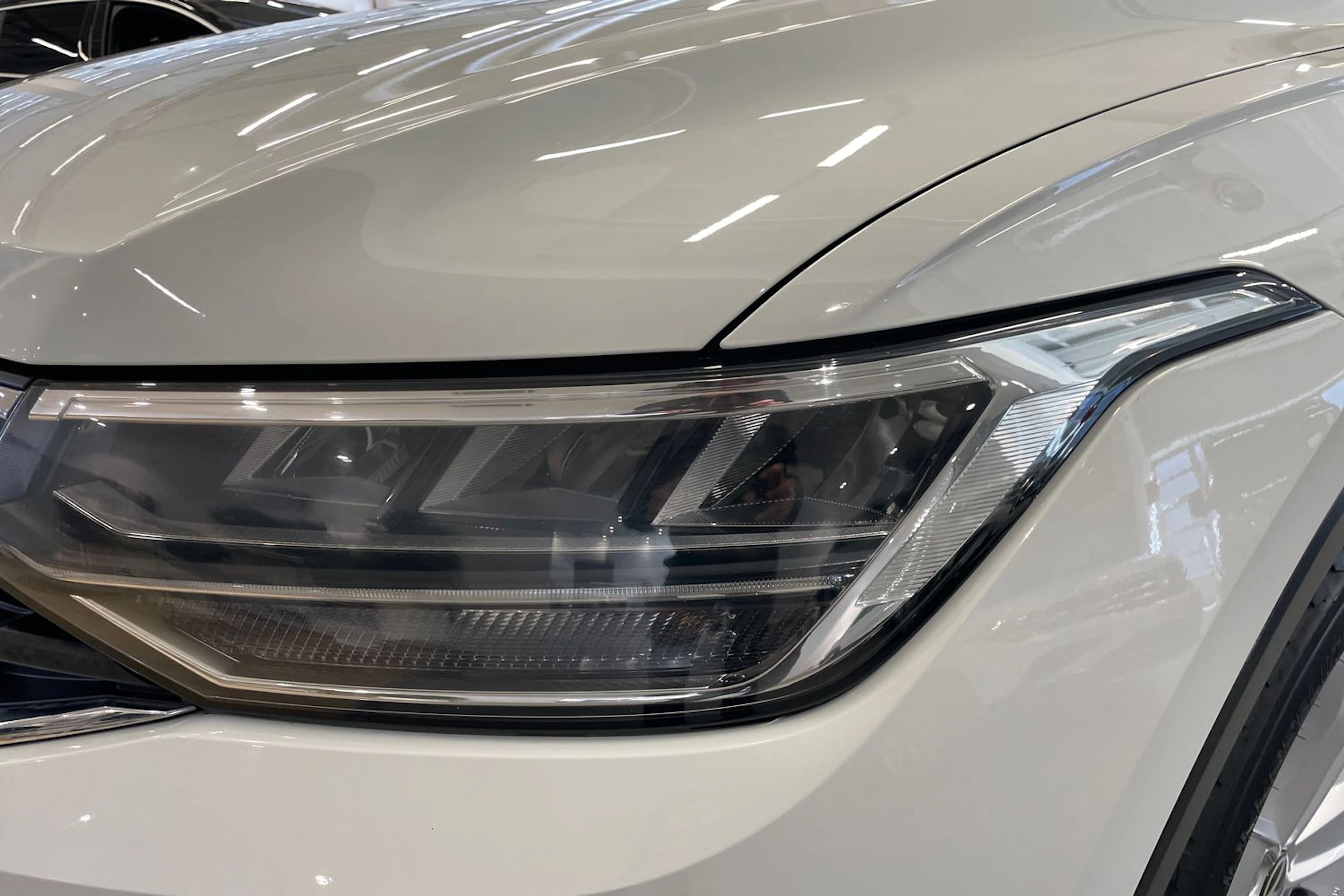 Valkoinen Volkswagen Tiguan 2021 kuva 28.