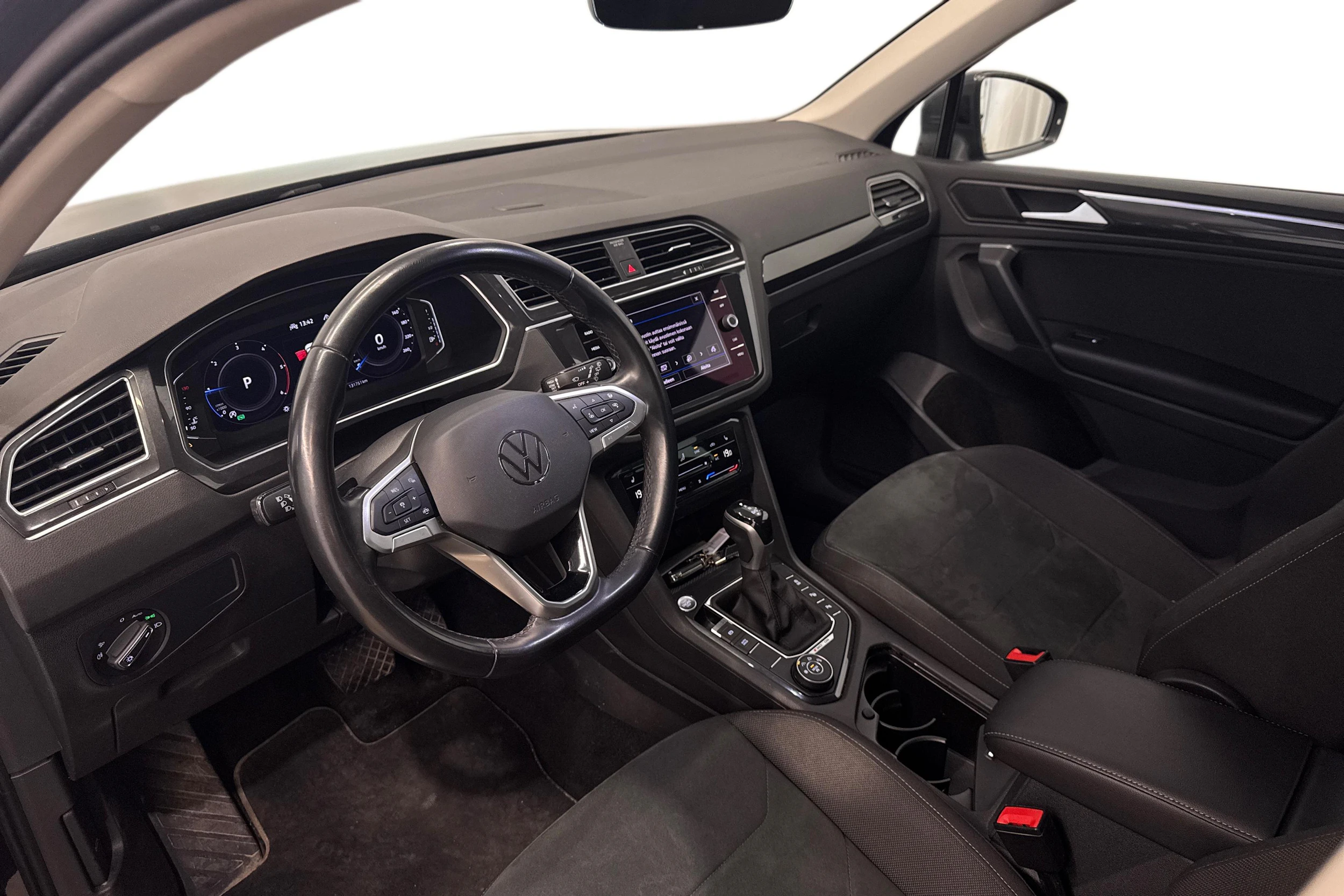 harmaa Volkswagen Tiguan 2021 kuva 8.