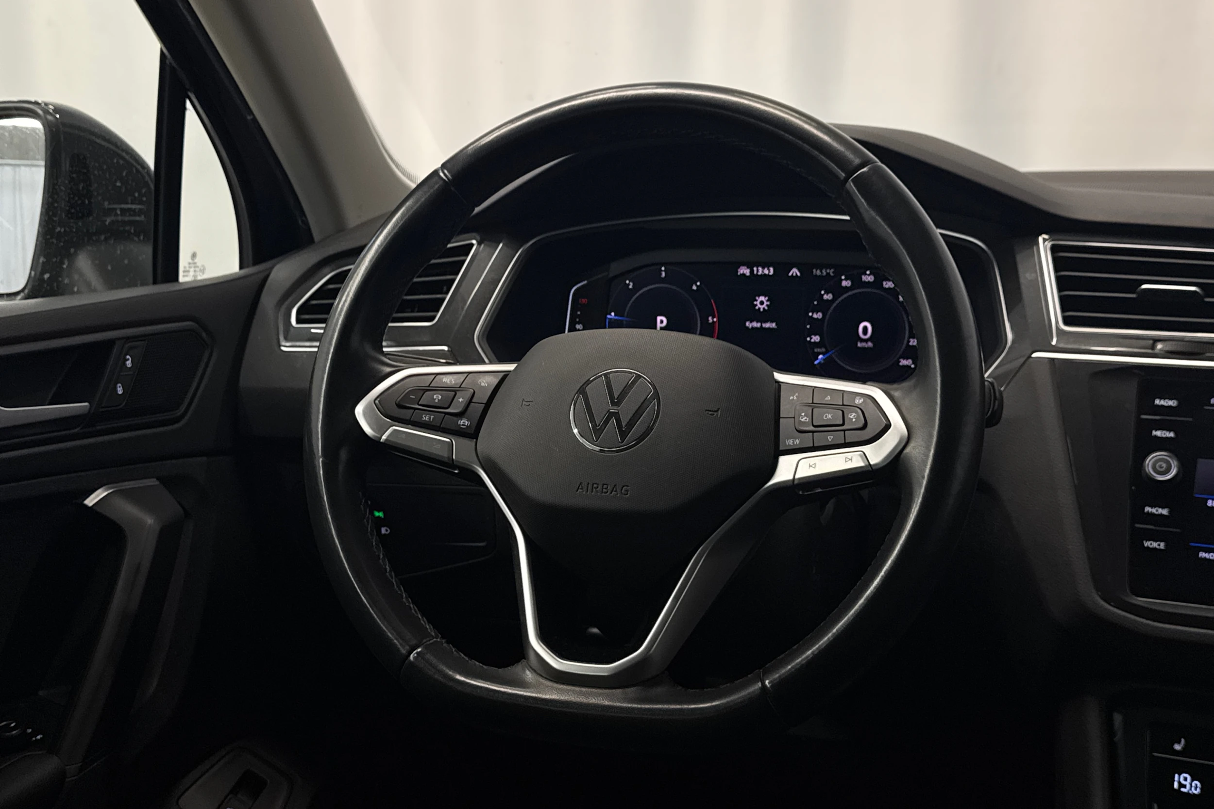 harmaa Volkswagen Tiguan 2021 kuva 16.