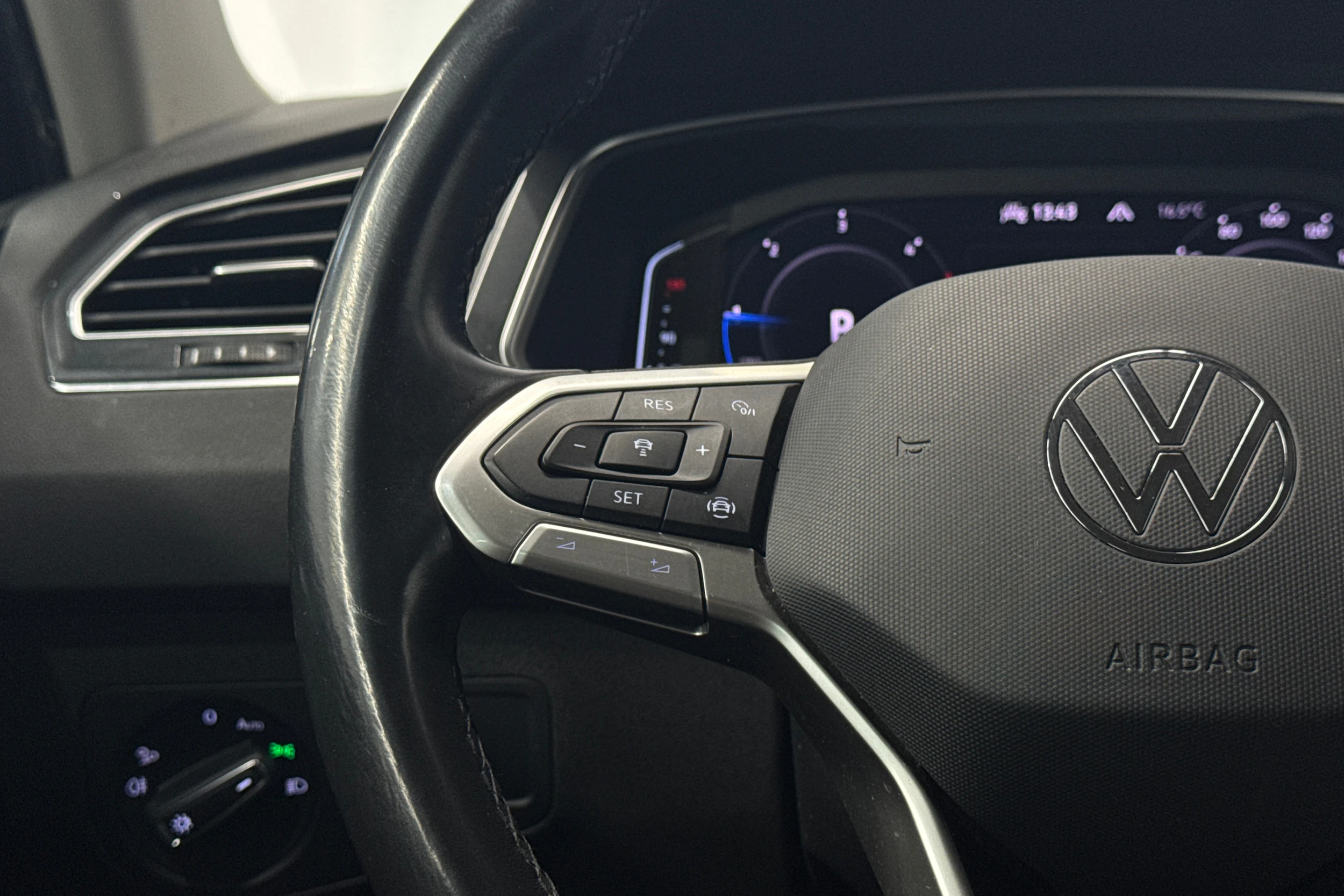 harmaa Volkswagen Tiguan 2021 kuva 17.