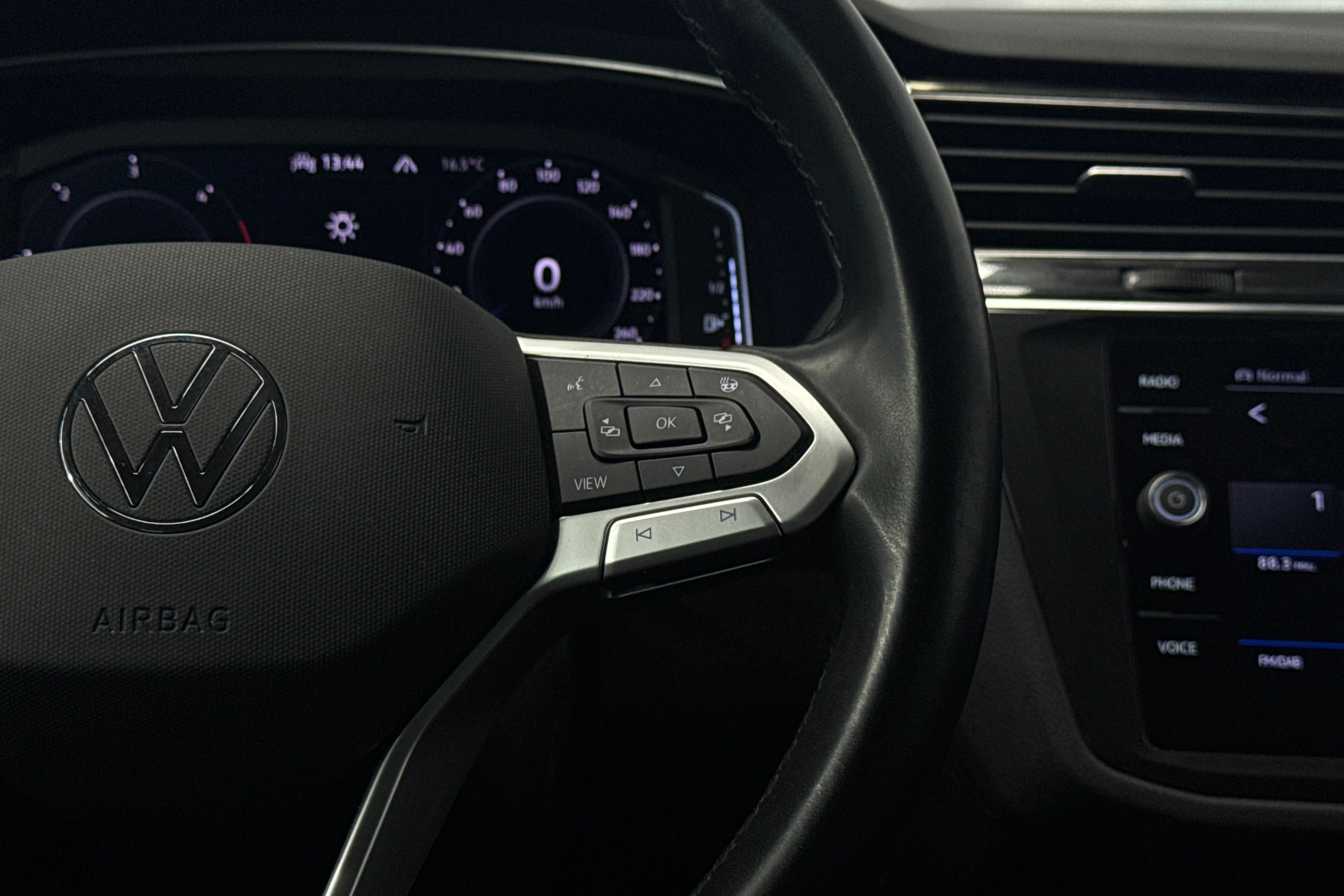 harmaa Volkswagen Tiguan 2021 kuva 18.