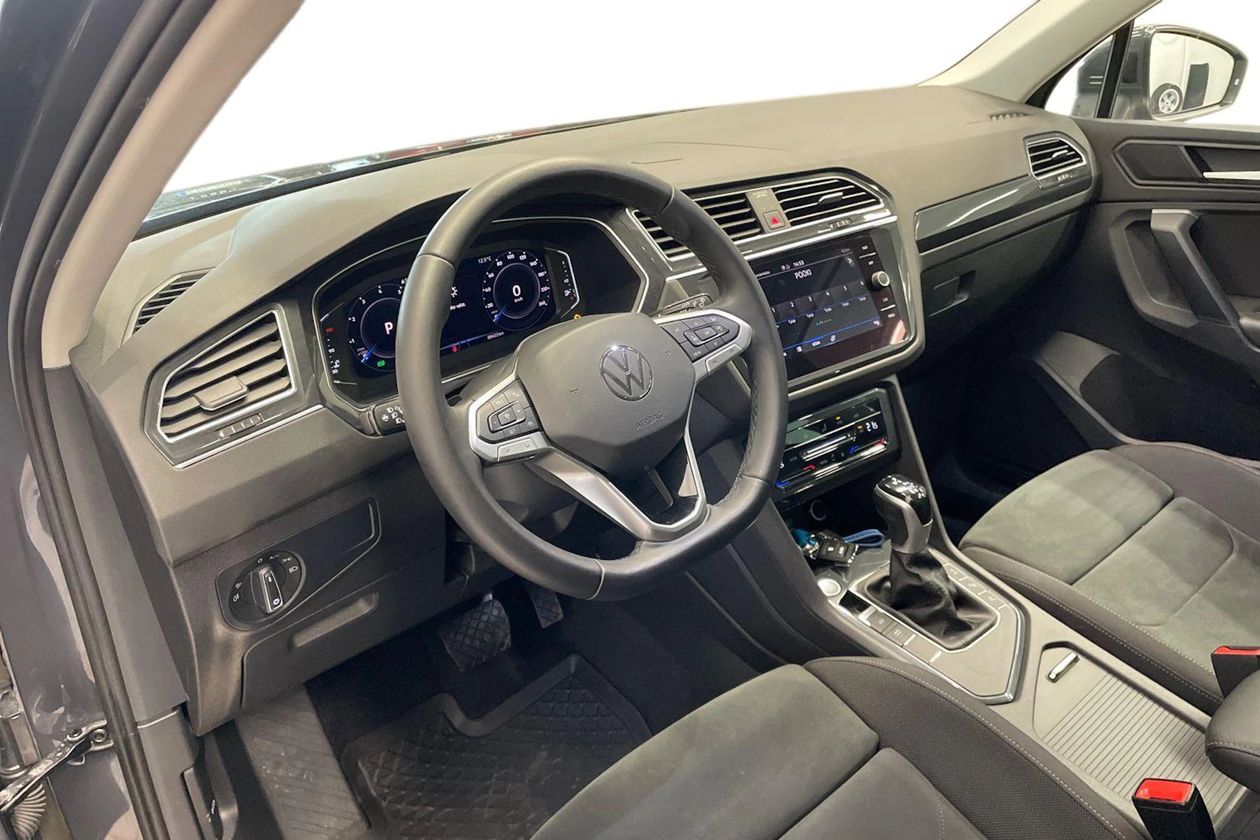 Harmaa Volkswagen Tiguan 2021 kuva 6.