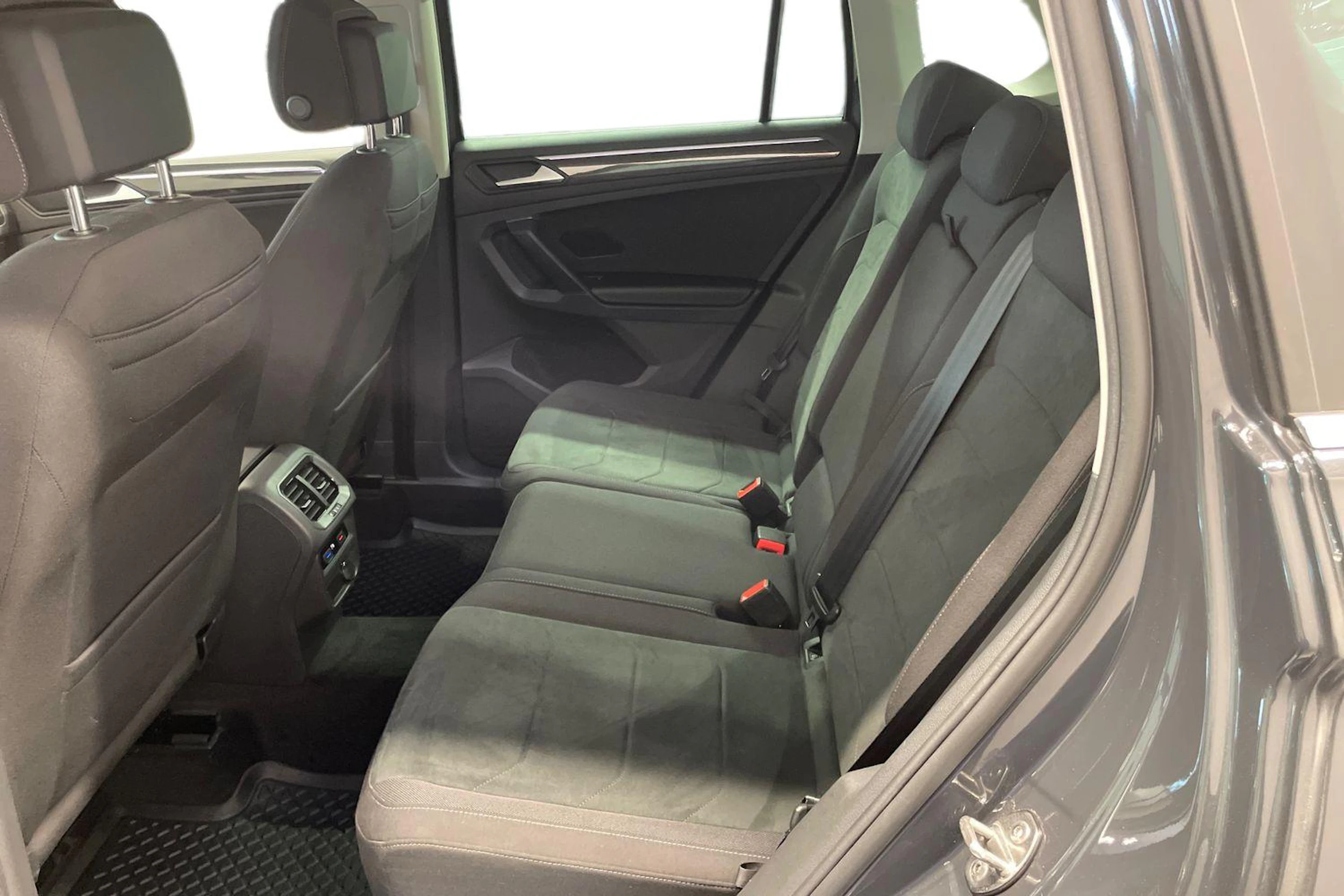 Harmaa Volkswagen Tiguan 2021 kuva 8.