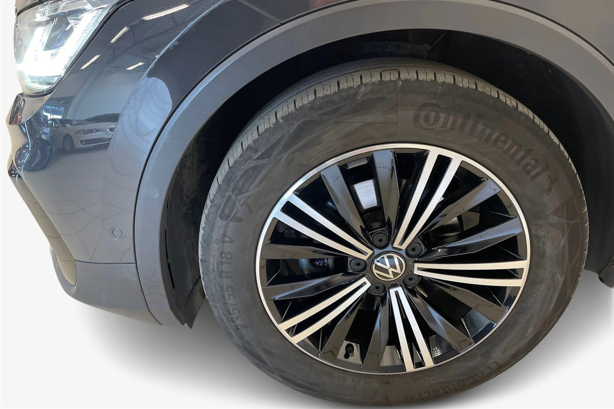 Harmaa Volkswagen Tiguan 2021 kuva 9.