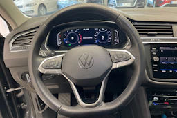 Harmaa Volkswagen Tiguan 2021 kuva 11.