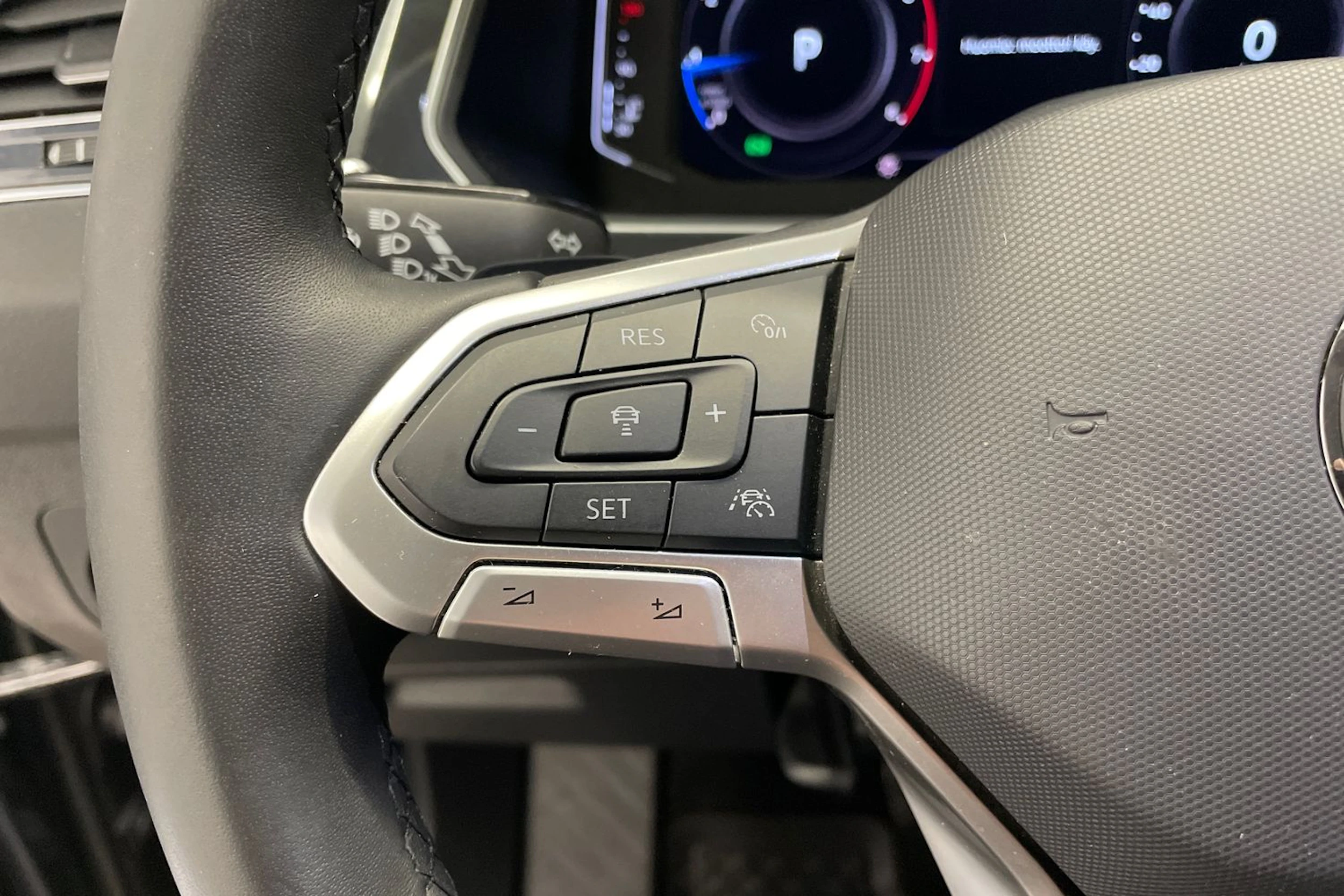 Harmaa Volkswagen Tiguan 2021 kuva 13.