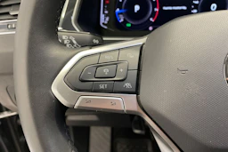 Harmaa Volkswagen Tiguan 2021 kuva 13.