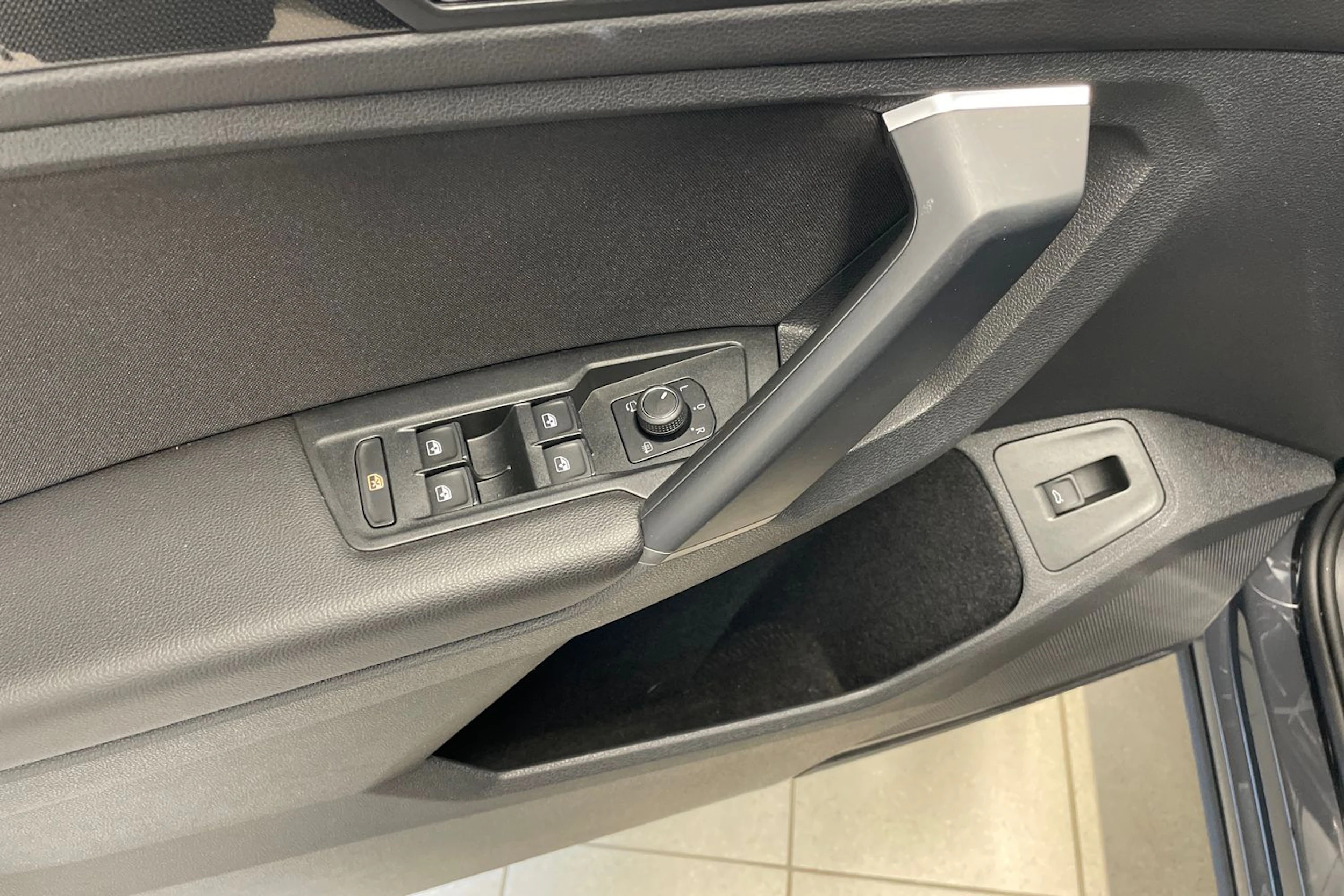 Harmaa Volkswagen Tiguan 2021 kuva 17.