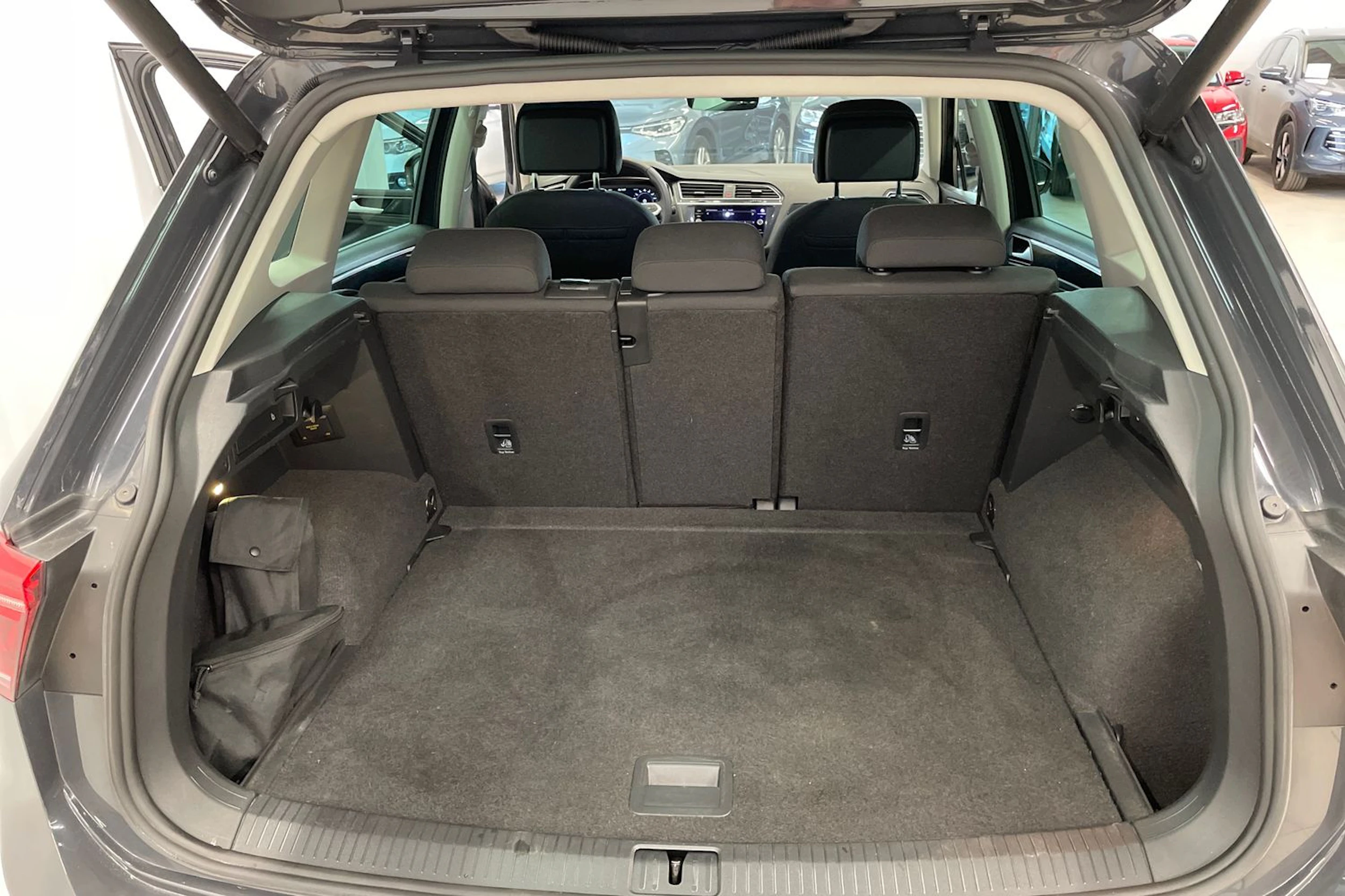 Harmaa Volkswagen Tiguan 2021 kuva 18.