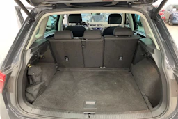 Harmaa Volkswagen Tiguan 2021 kuva 18.
