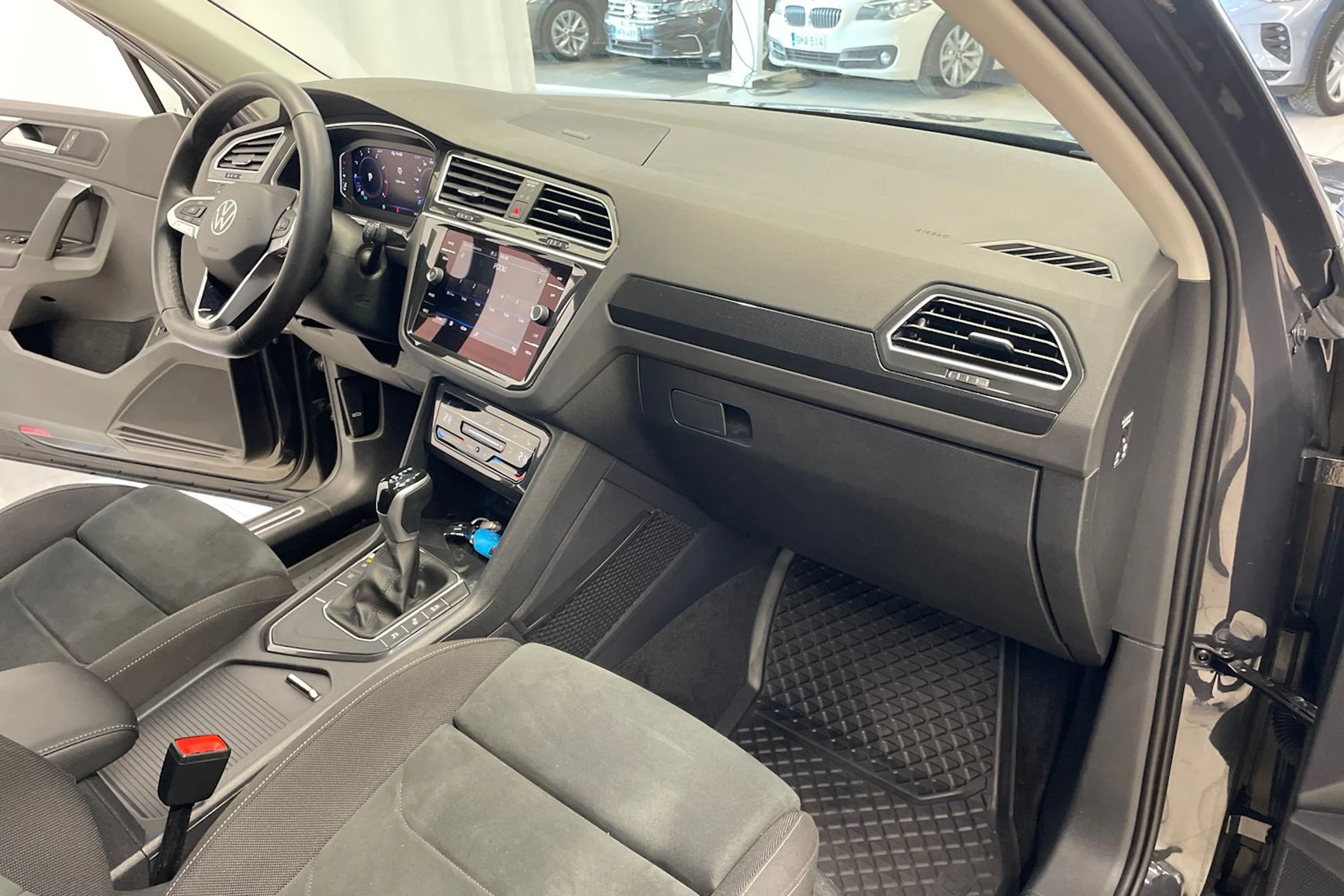Harmaa Volkswagen Tiguan 2021 kuva 24.