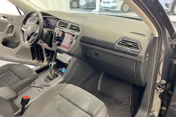 Harmaa Volkswagen Tiguan 2021 kuva 24.